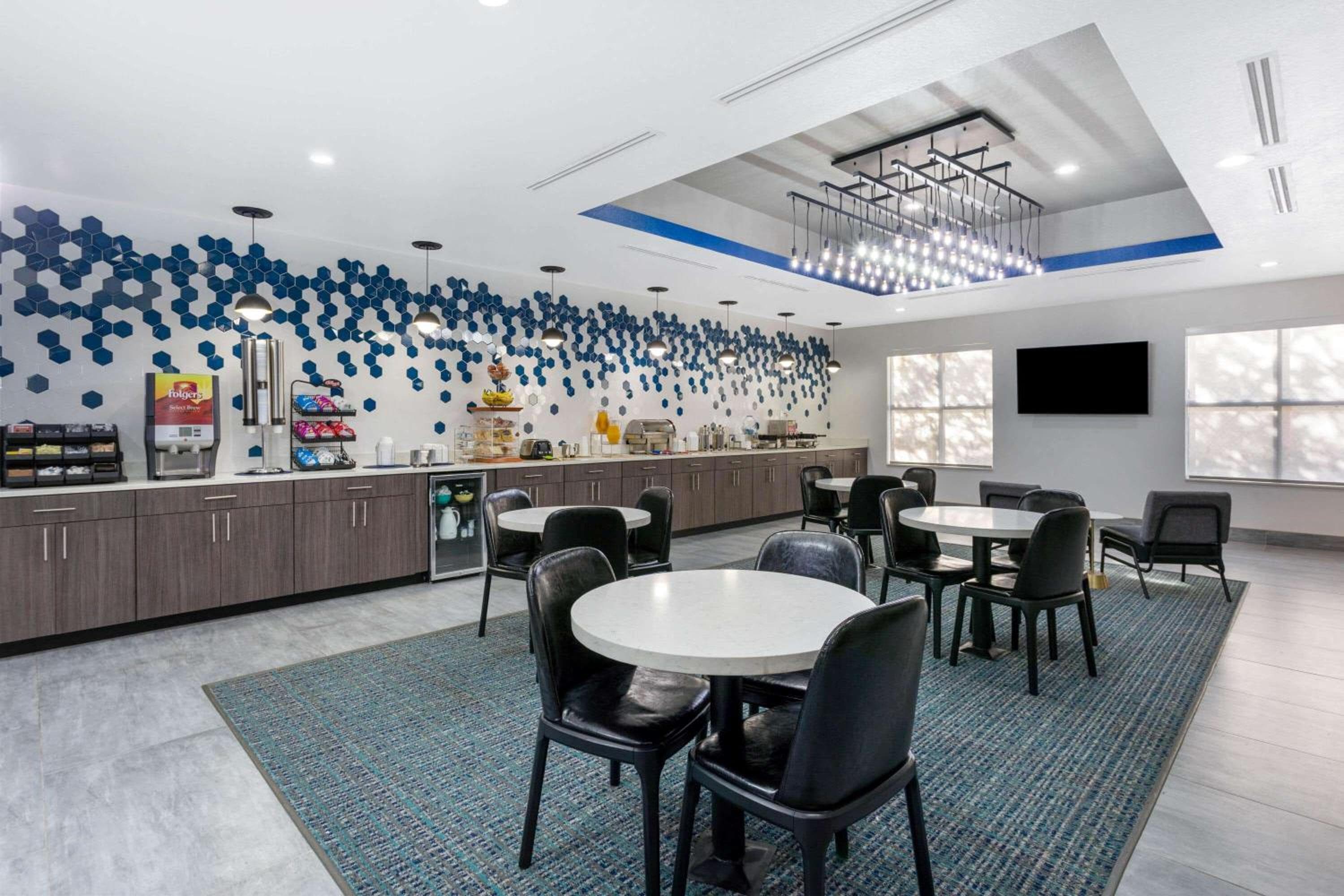 La Quinta by Wyndham Tampa Central — 5