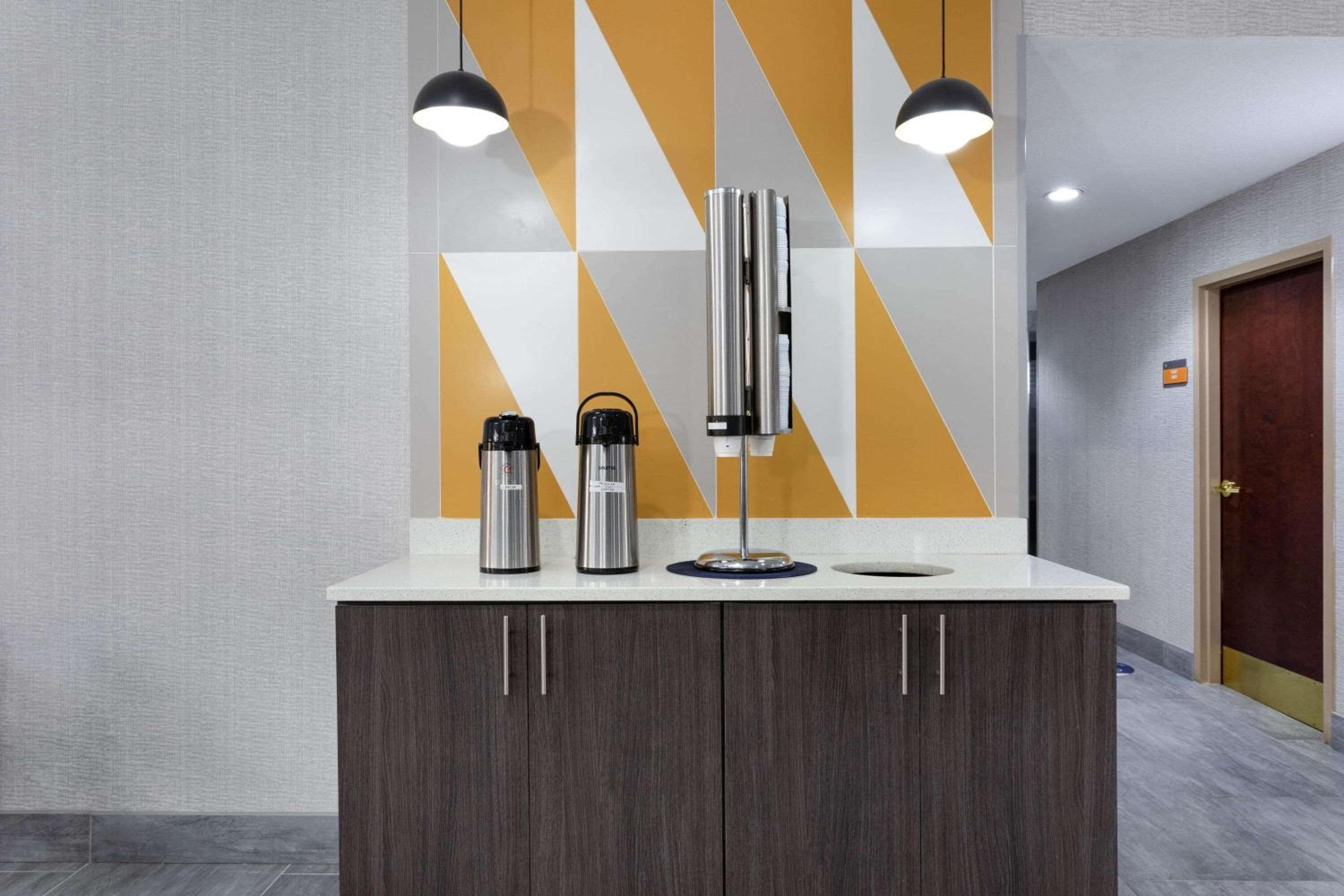 La Quinta by Wyndham Tampa Central — 18