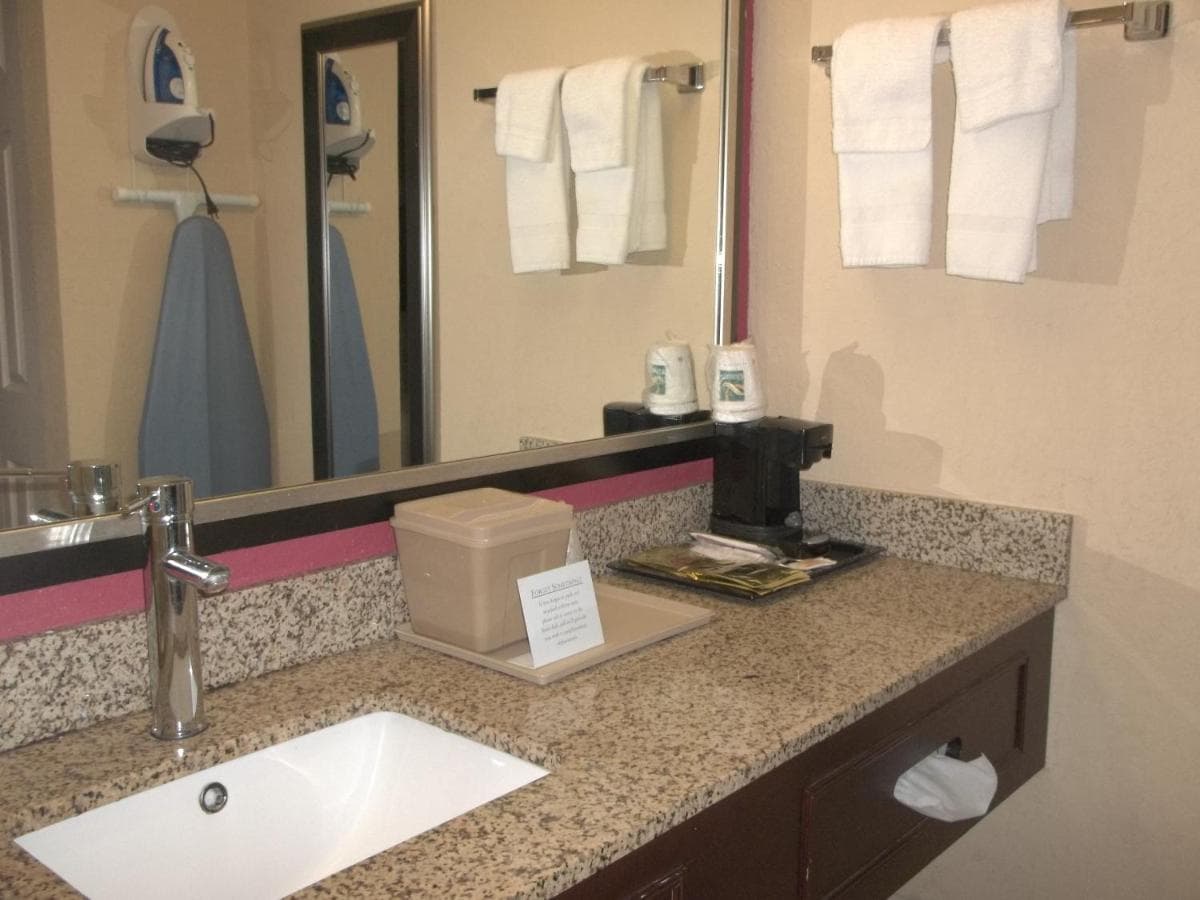 Days Inn by Wyndham Fort Lauderdale Airport Cruise Port — 16