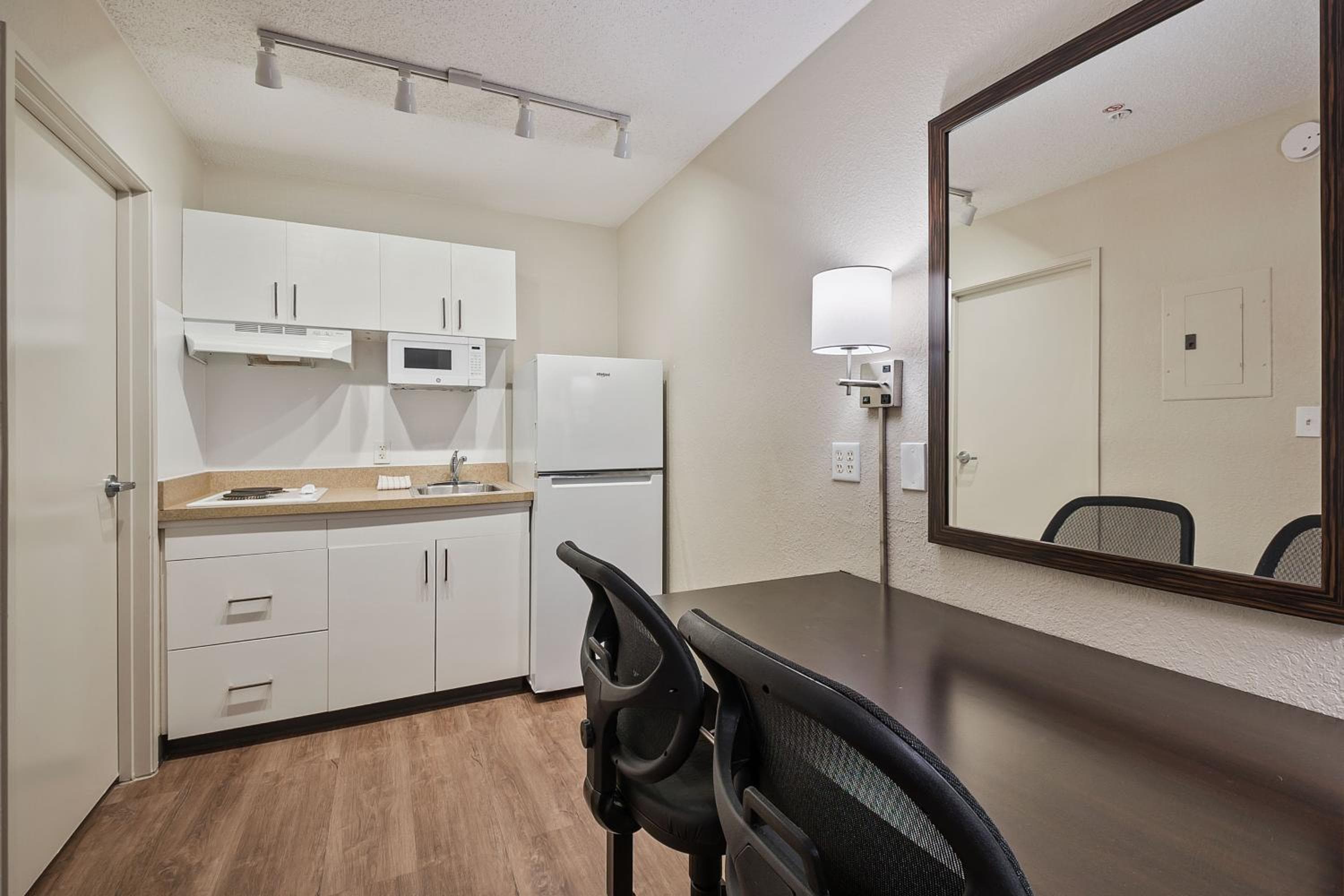 Extended Stay America Suites - Miami - Airport - Blue Lagoon — 28