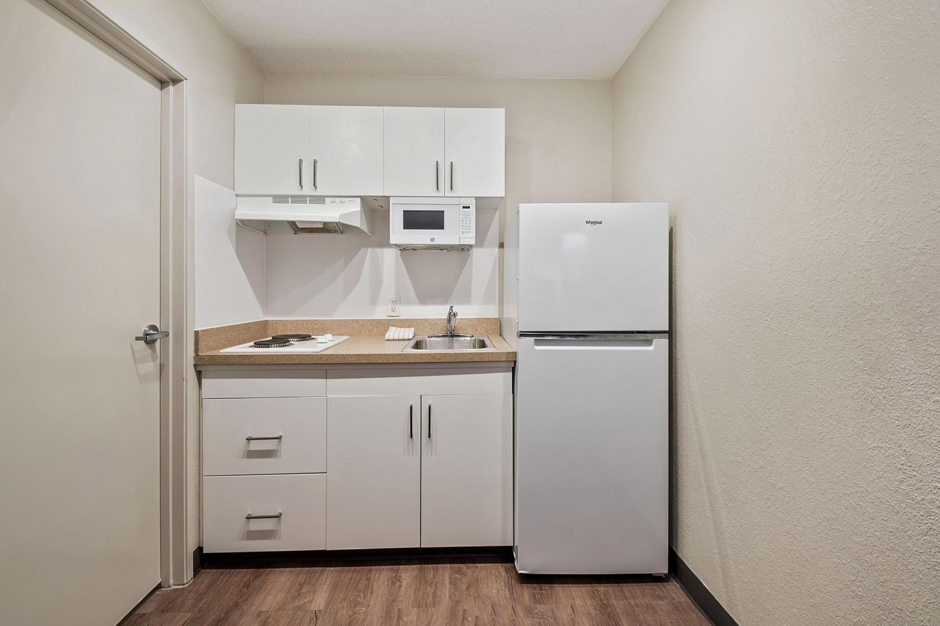 Extended Stay America Suites - Miami - Airport - Blue Lagoon — 13