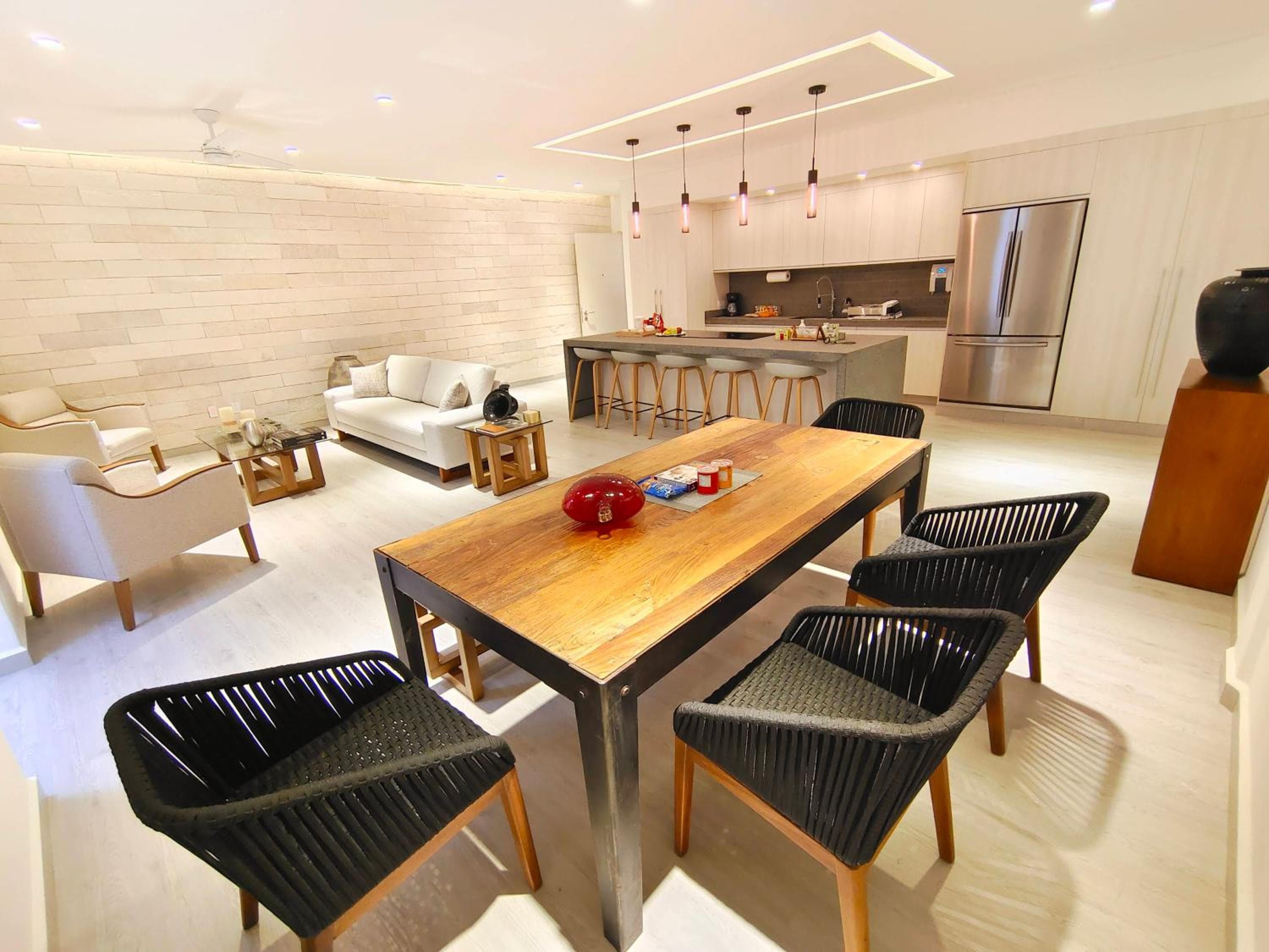 1st Luxury Warehouse — 7