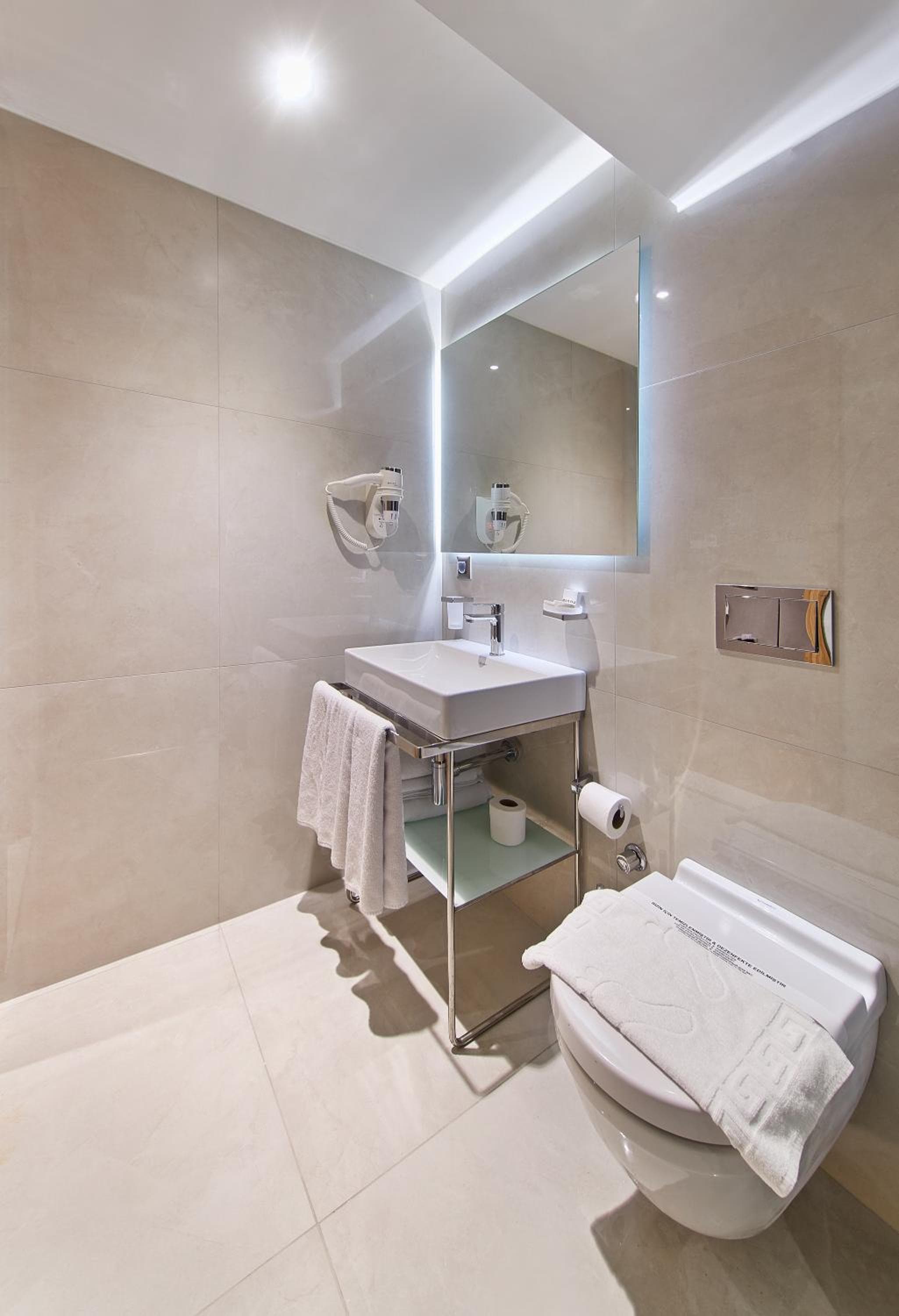 Lady Diana Hotel — 14