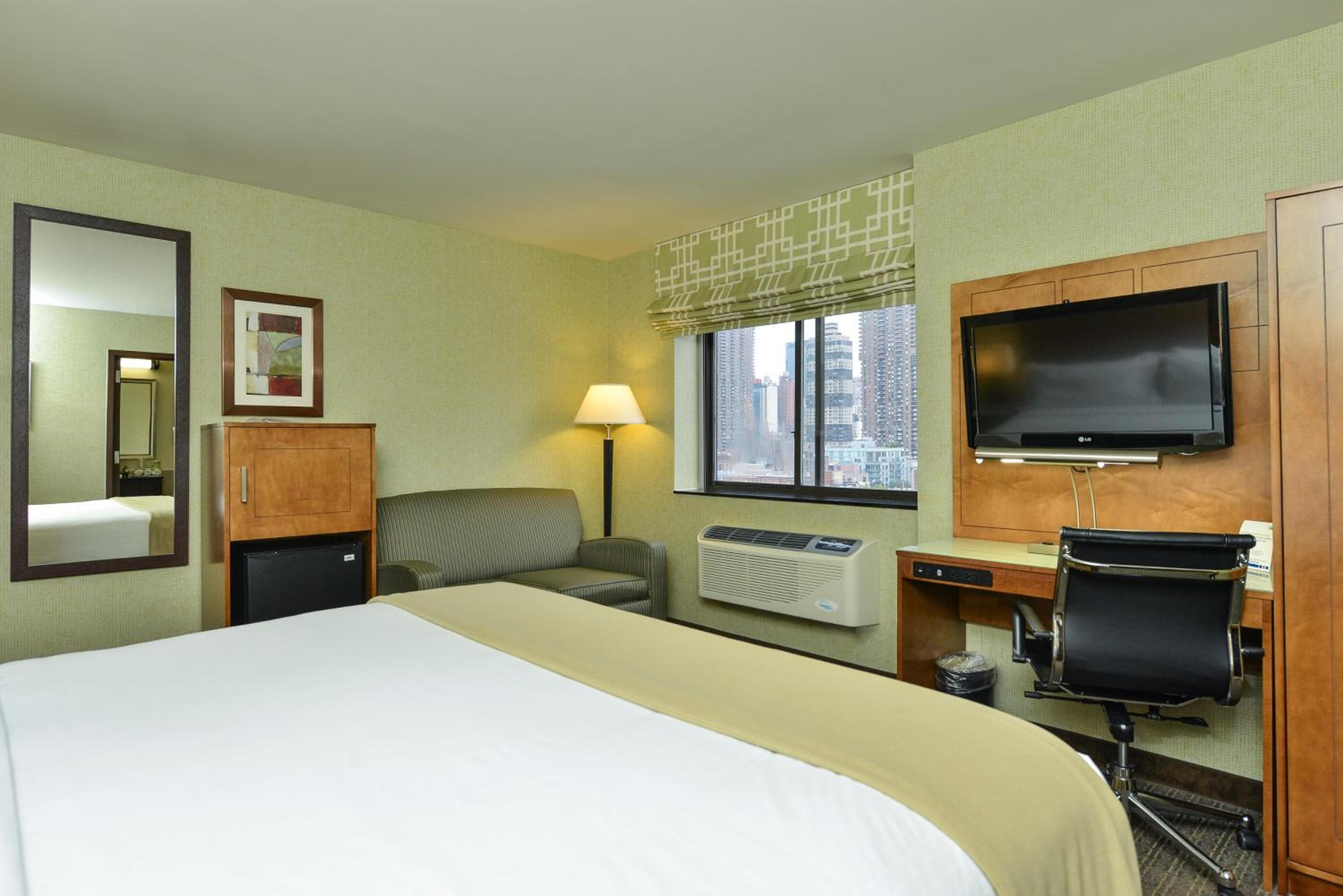 Holiday Inn Express Manhattan Midtown West, ein IHG Hotel — 2