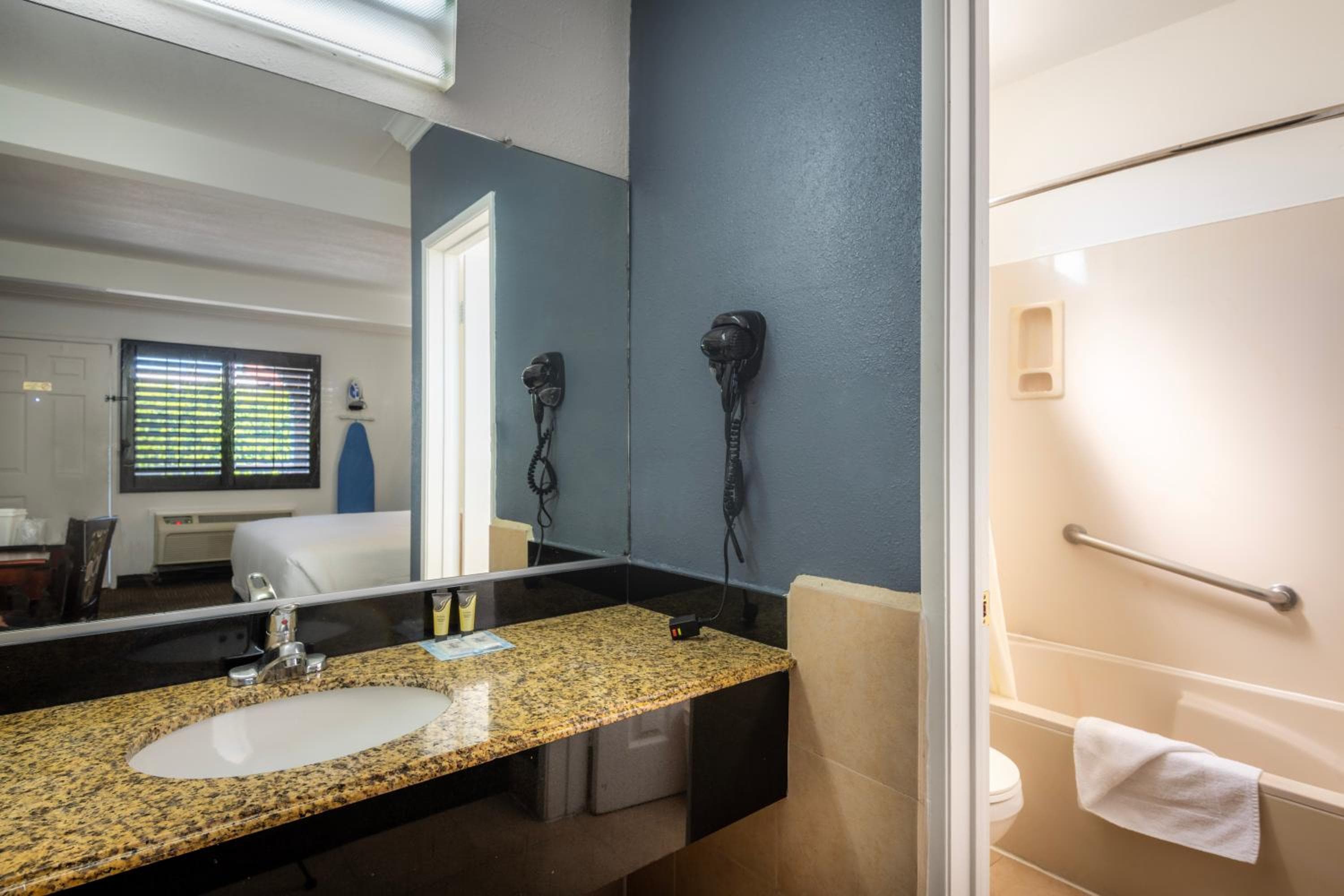 Hotel H-Wood — 7