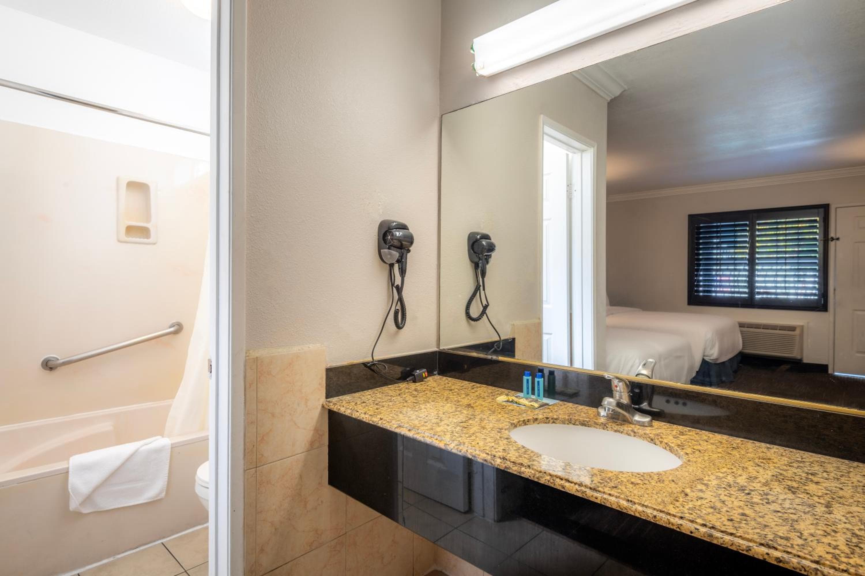 Hotel H-Wood — 22
