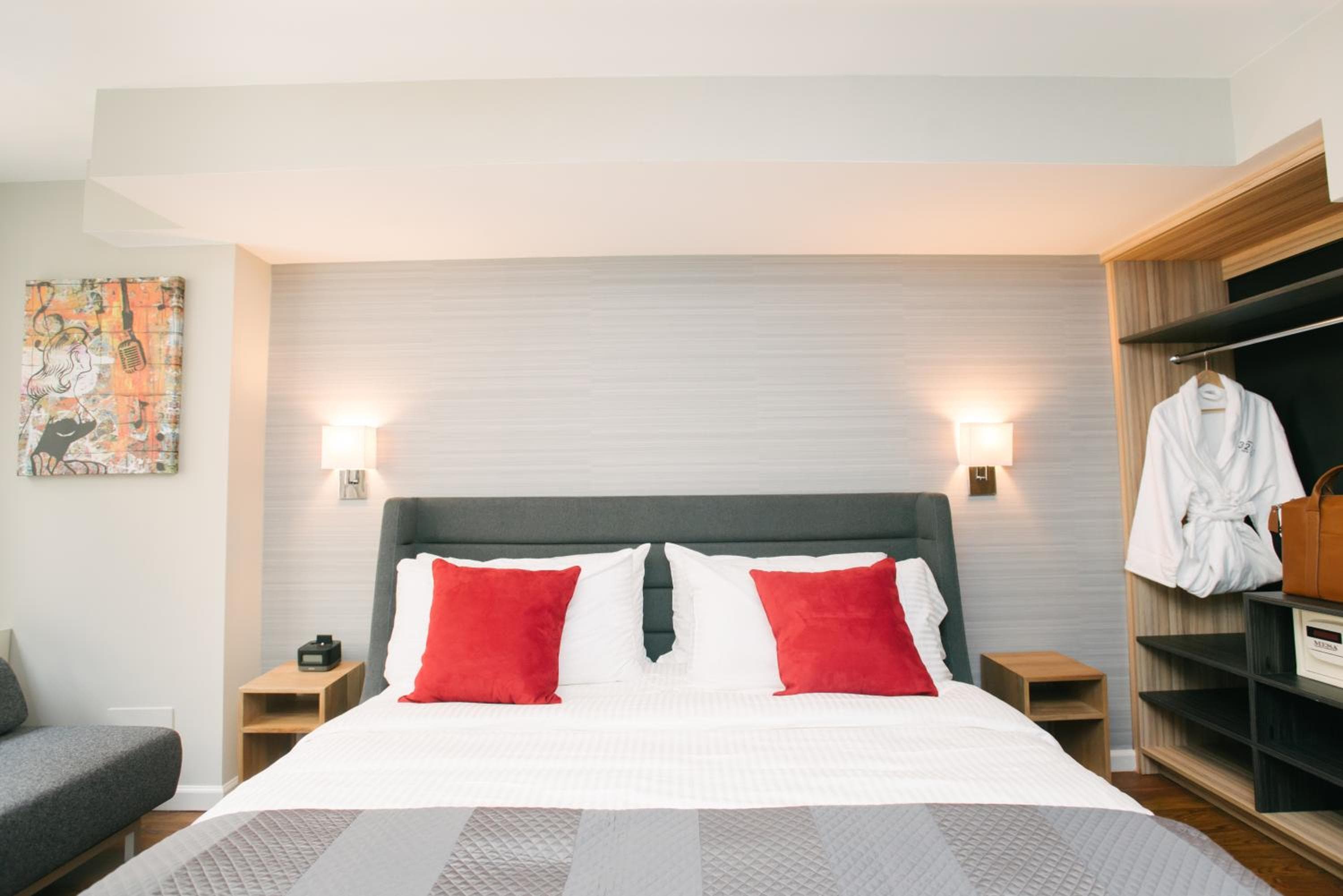 Hotel 32 32 — 10