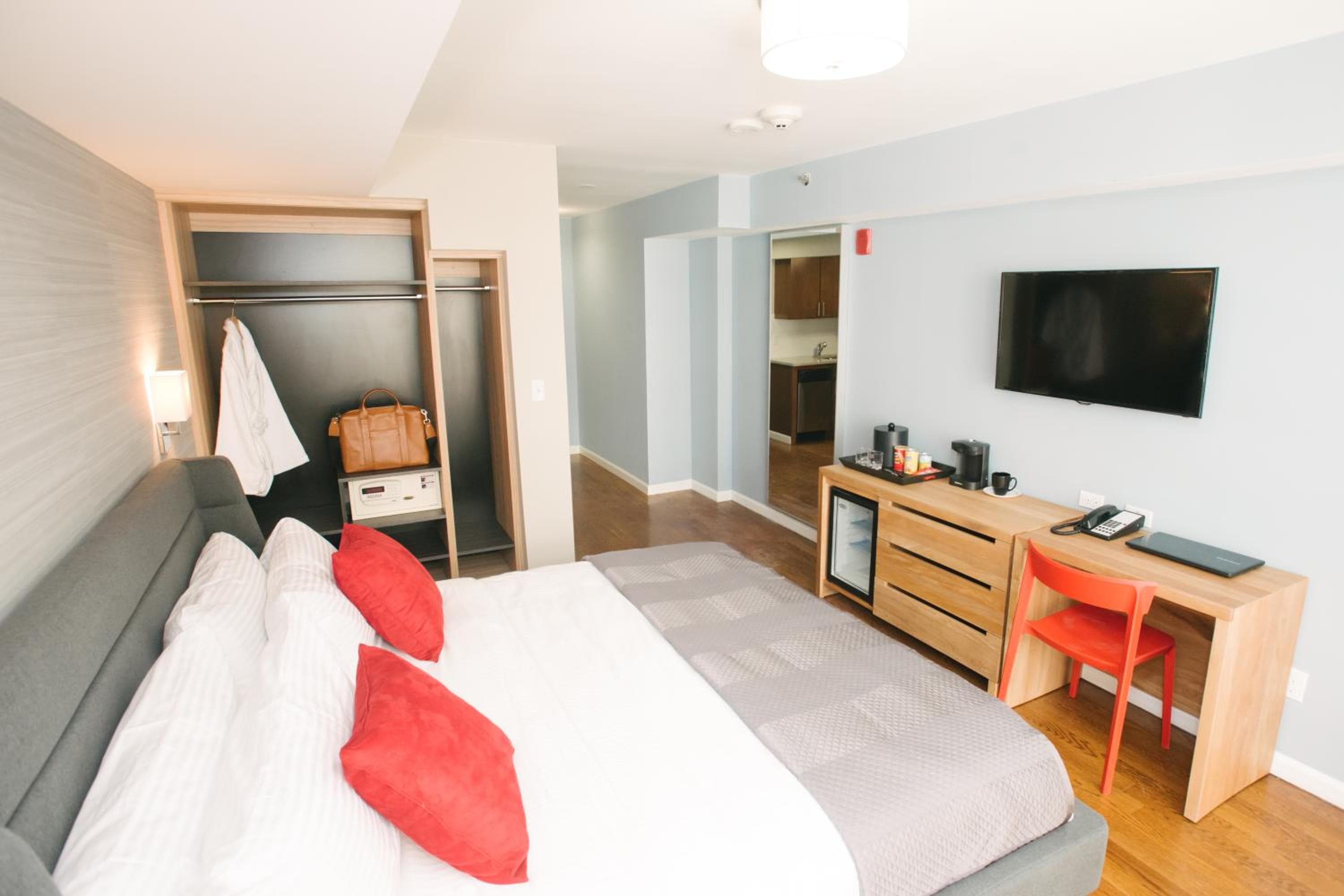 Hotel 32 32 — 24