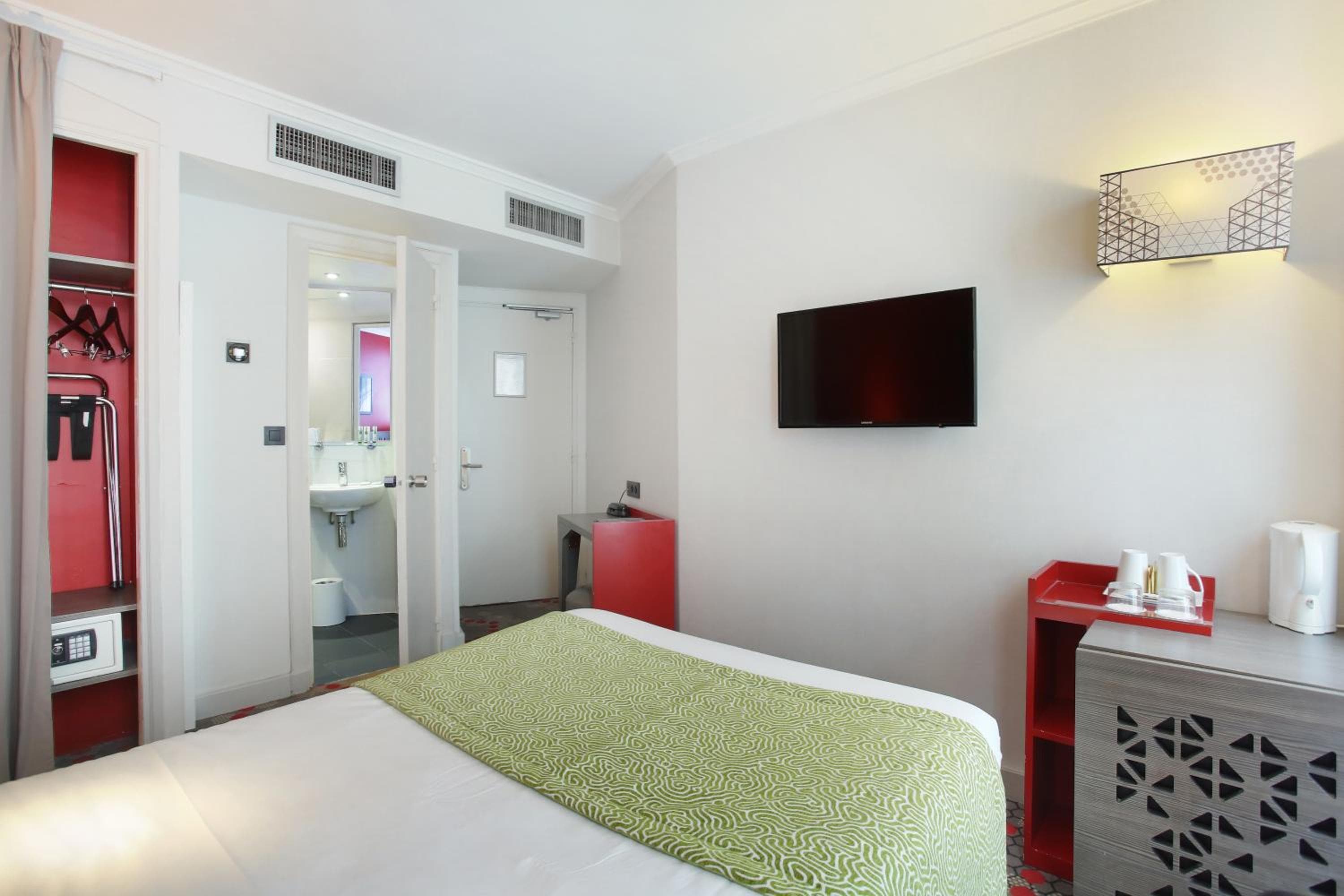 Hotel Eiffel Capitol — 11