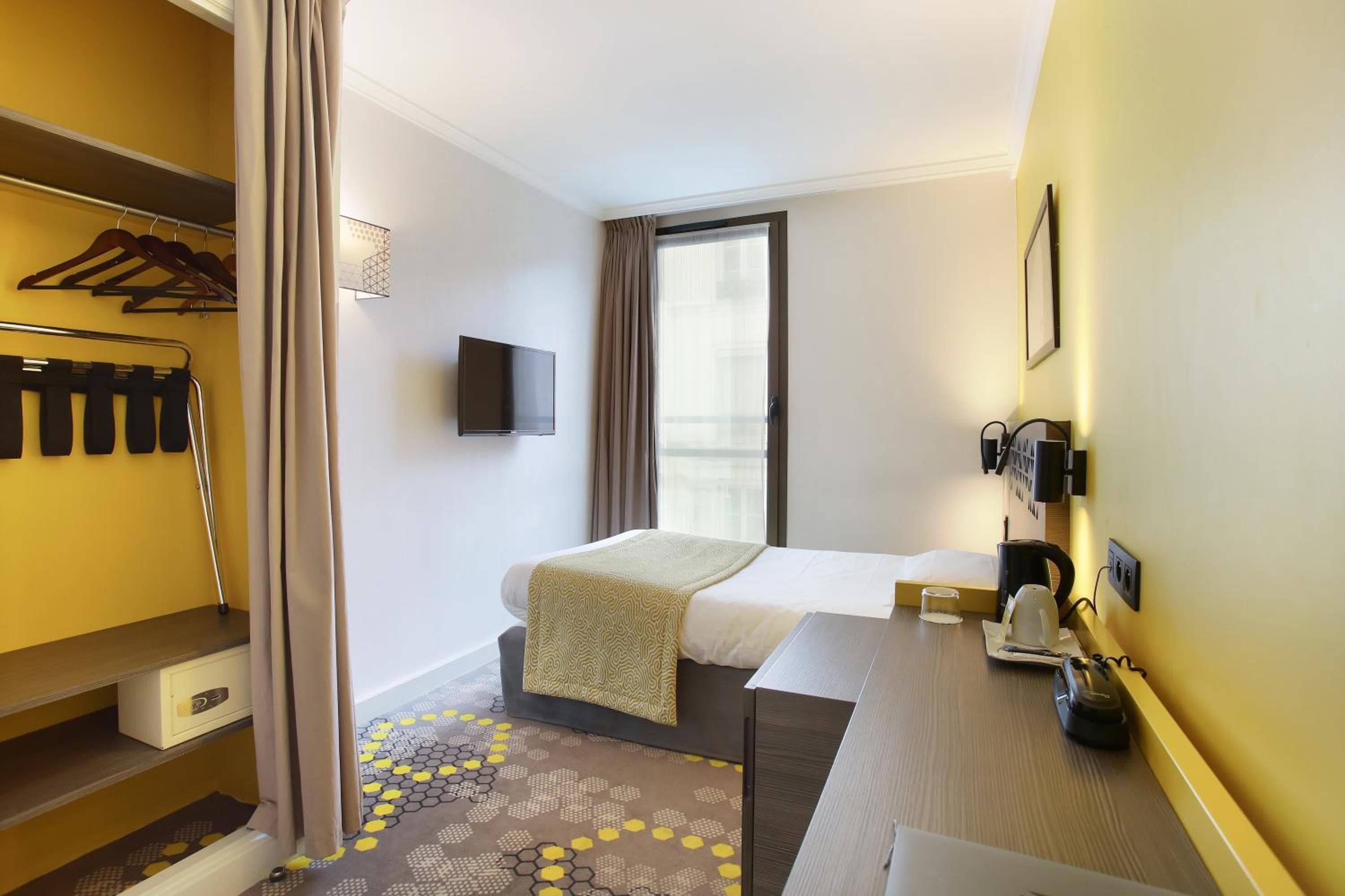 Hotel Eiffel Capitol — 16