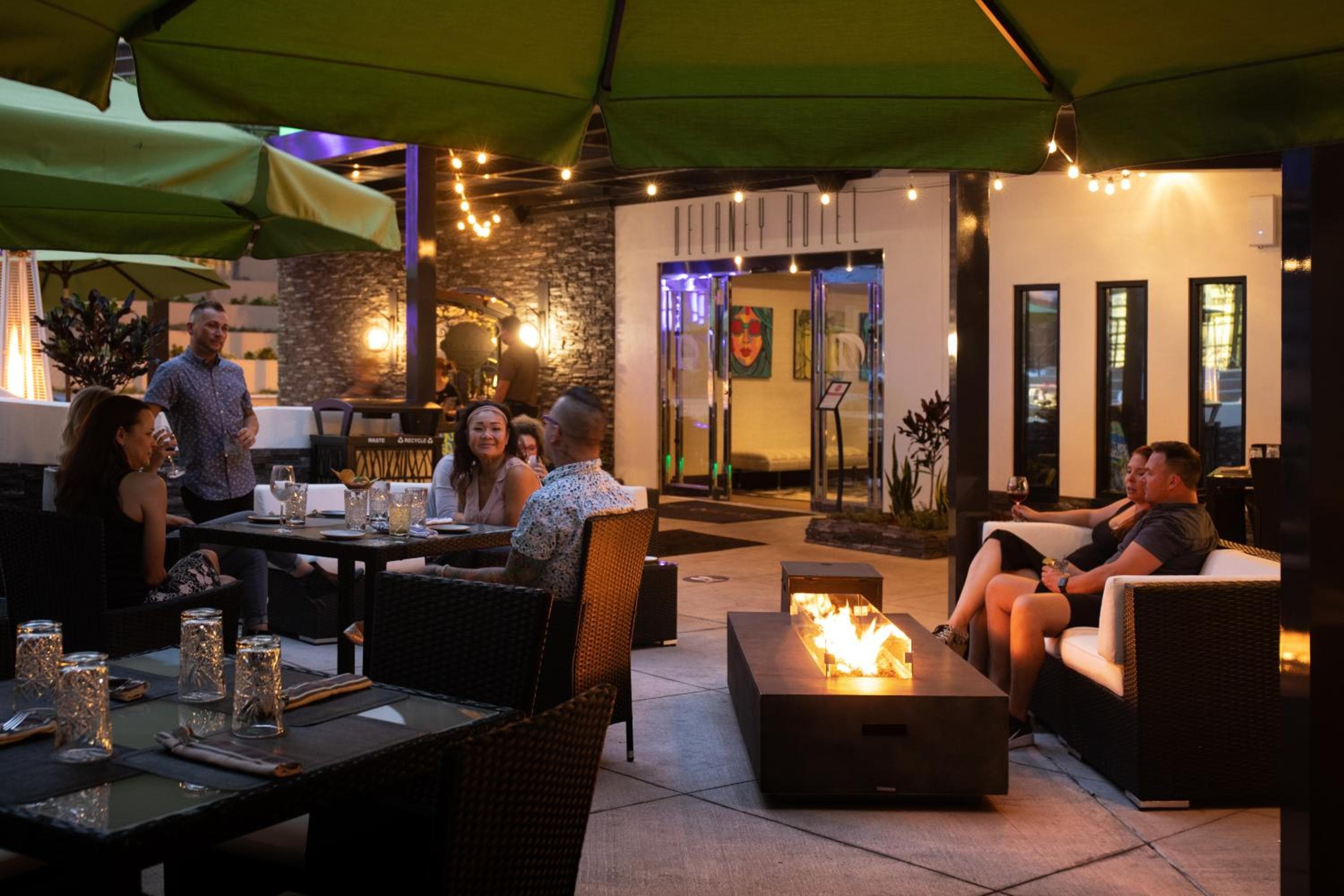 Das Delaney Hotel — 20