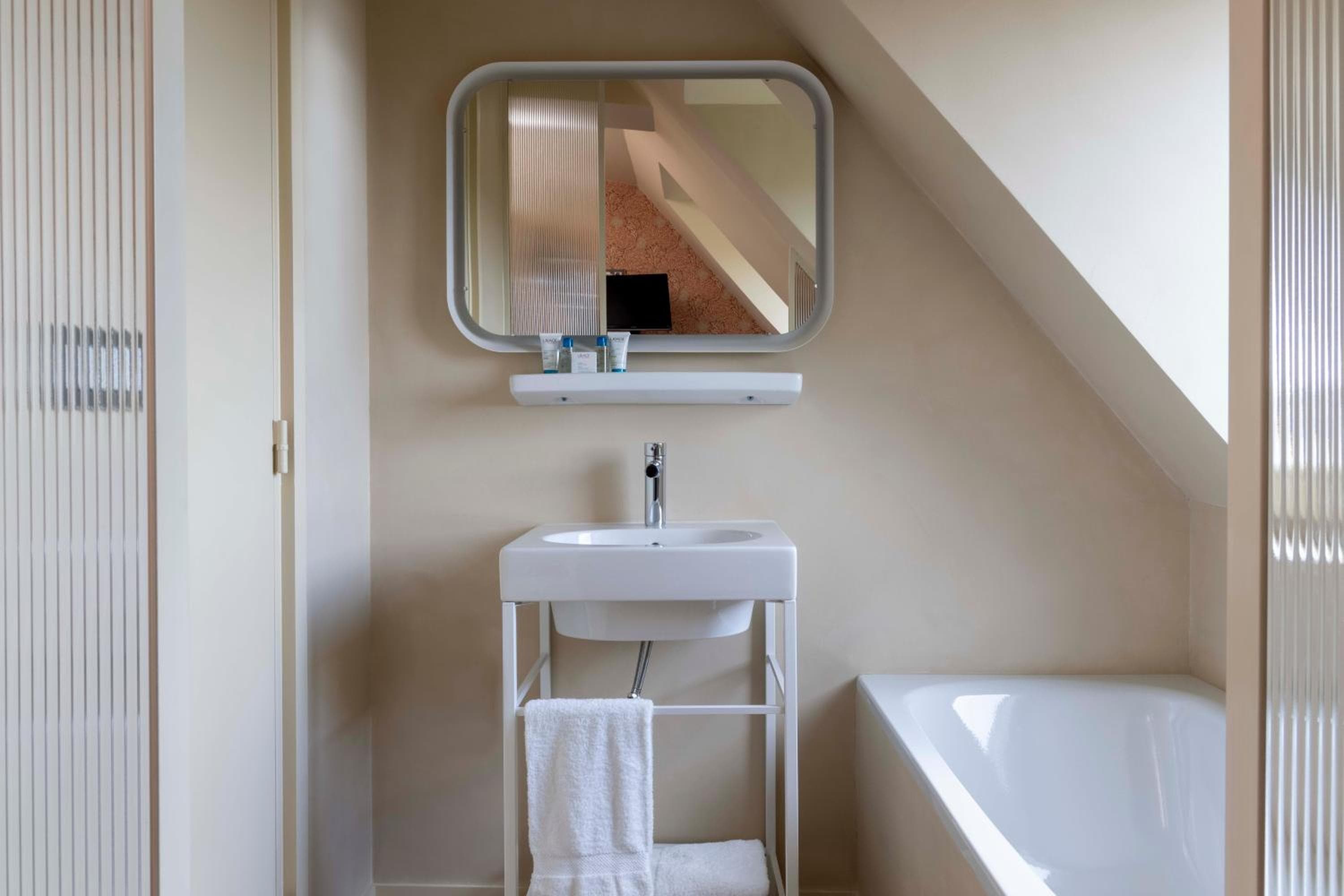 Le Petit Beaumarchais Hotel & Spa — 16