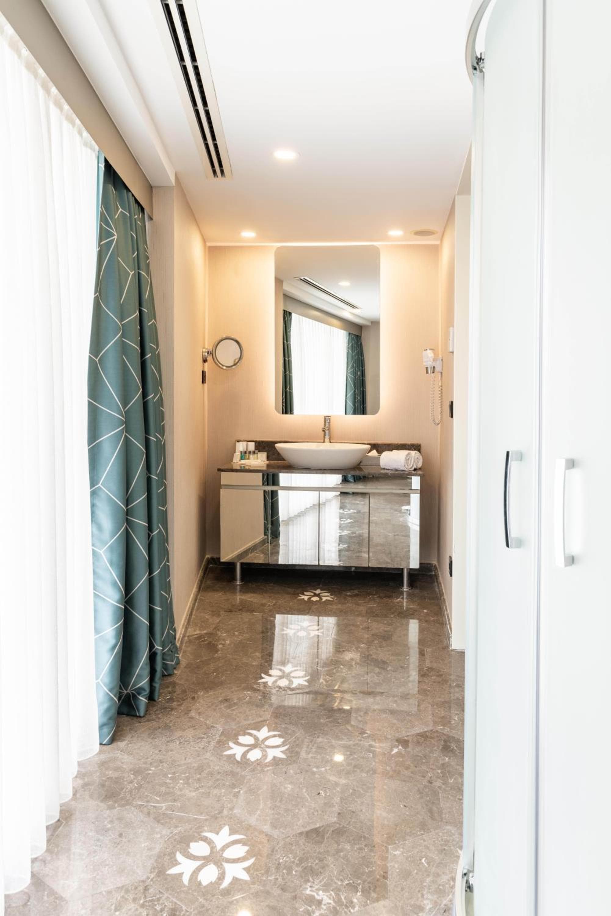 Opera Hotel Bosphorus - Preferred Hotels and Resorts — 9