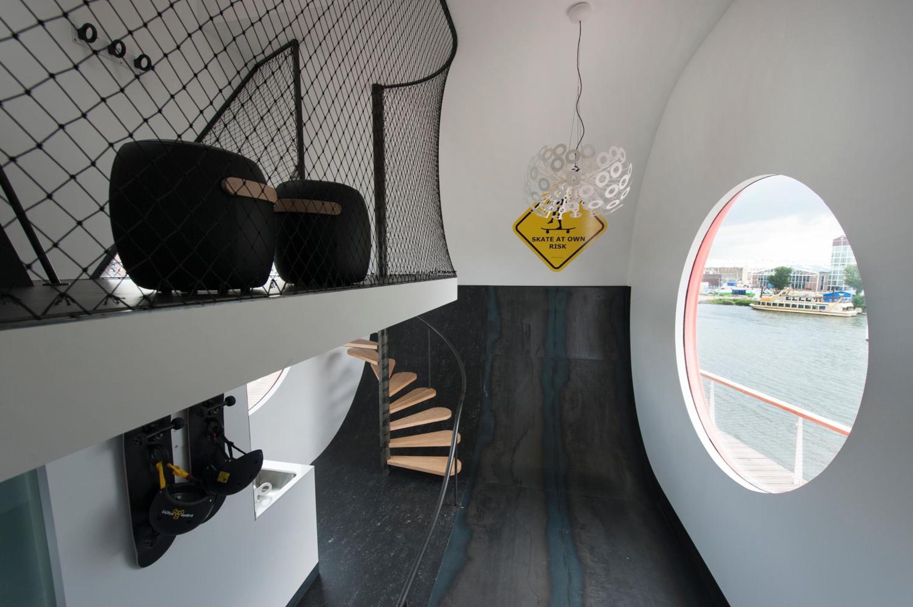 Botel — 15