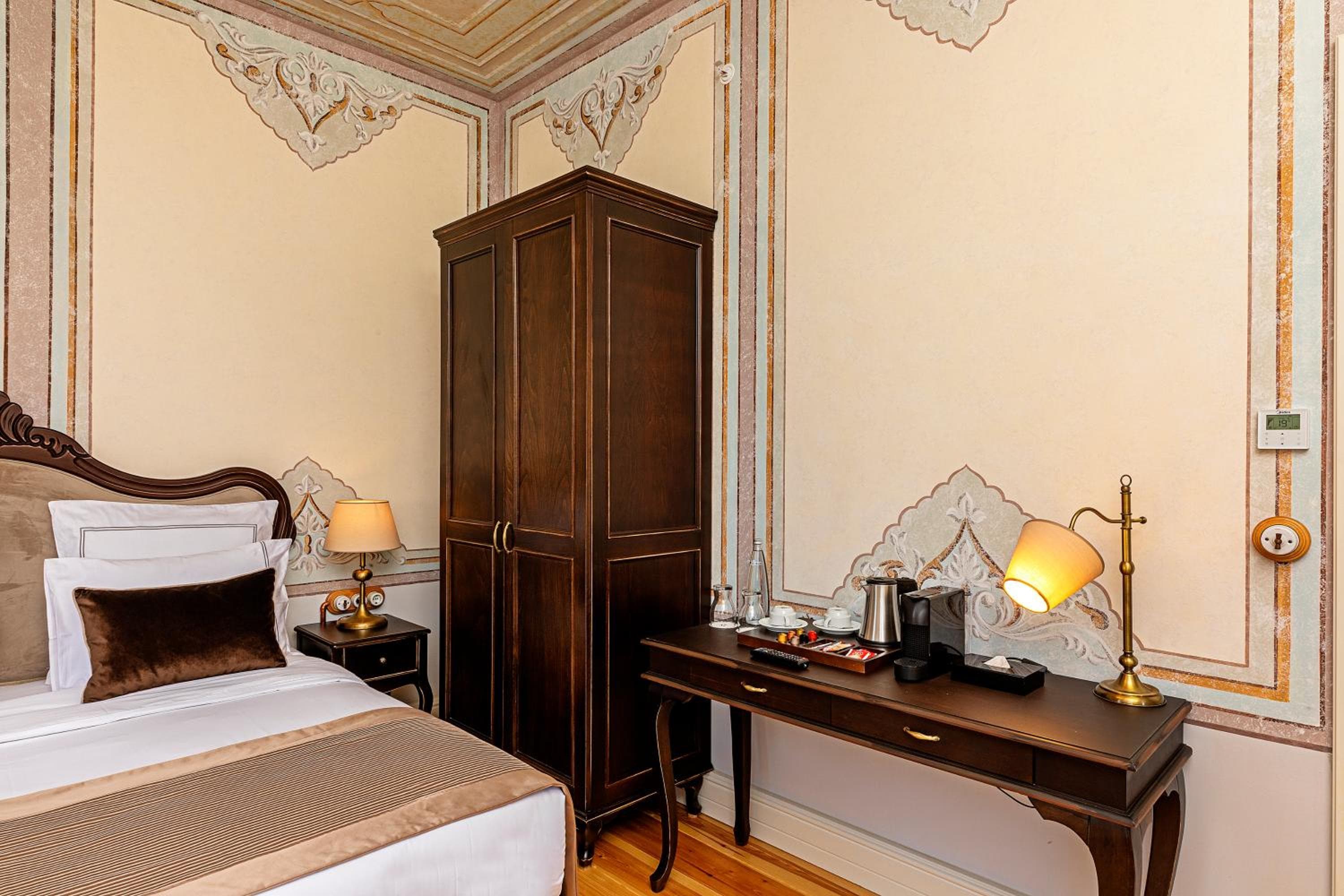 Meroddi Barnathan Hotel — 30