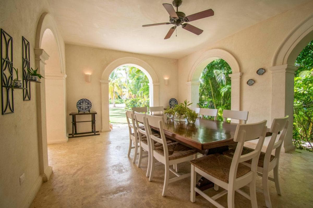 Luxury golf villa with private pool and service staff in exclusive resort near private beach — 3