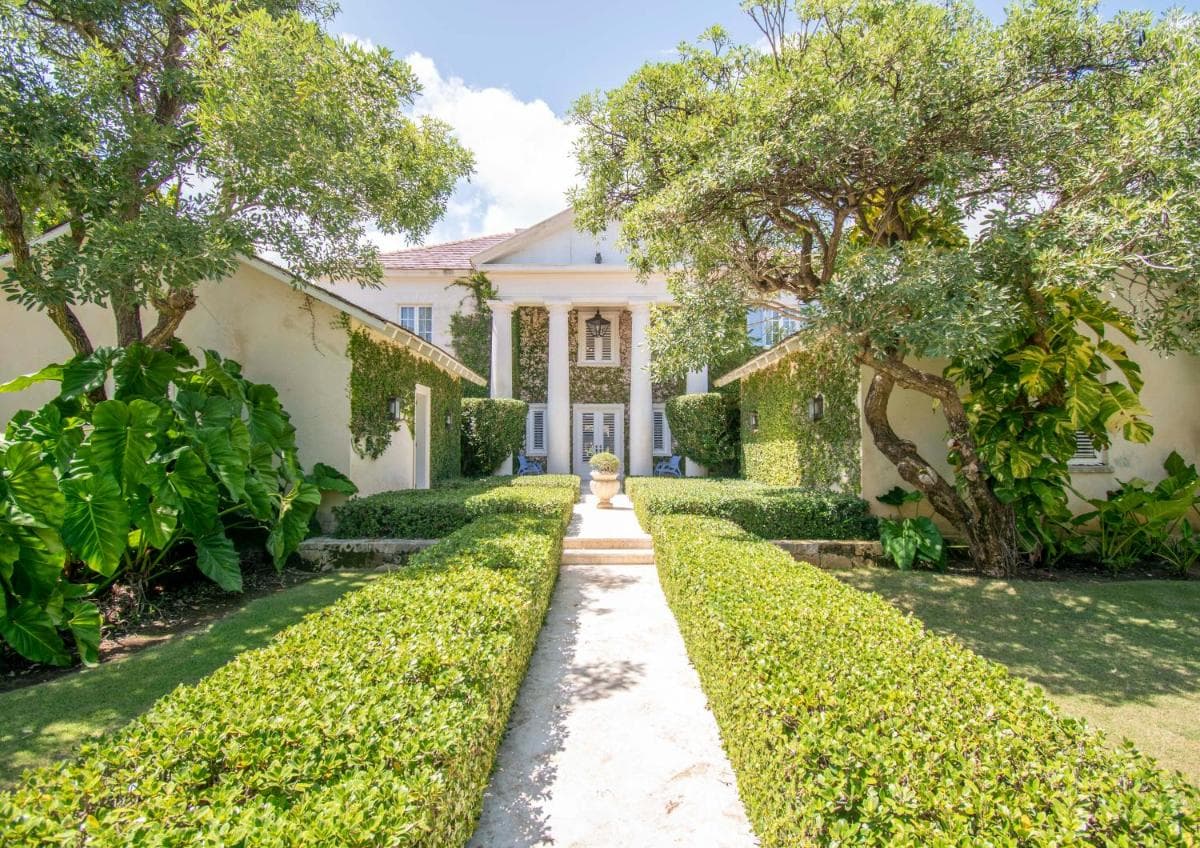 Luxury golf villa with private pool and service staff in exclusive resort near private beach — 10