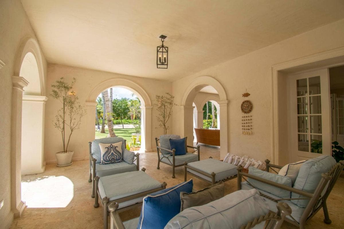 Luxury golf villa with private pool and service staff in exclusive resort near private beach — 11