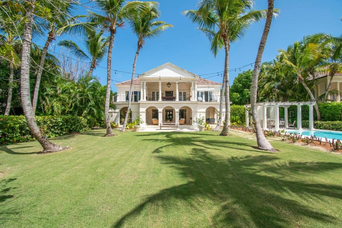 Luxury golf villa with private pool and service staff in exclusive resort near private beach — 17
