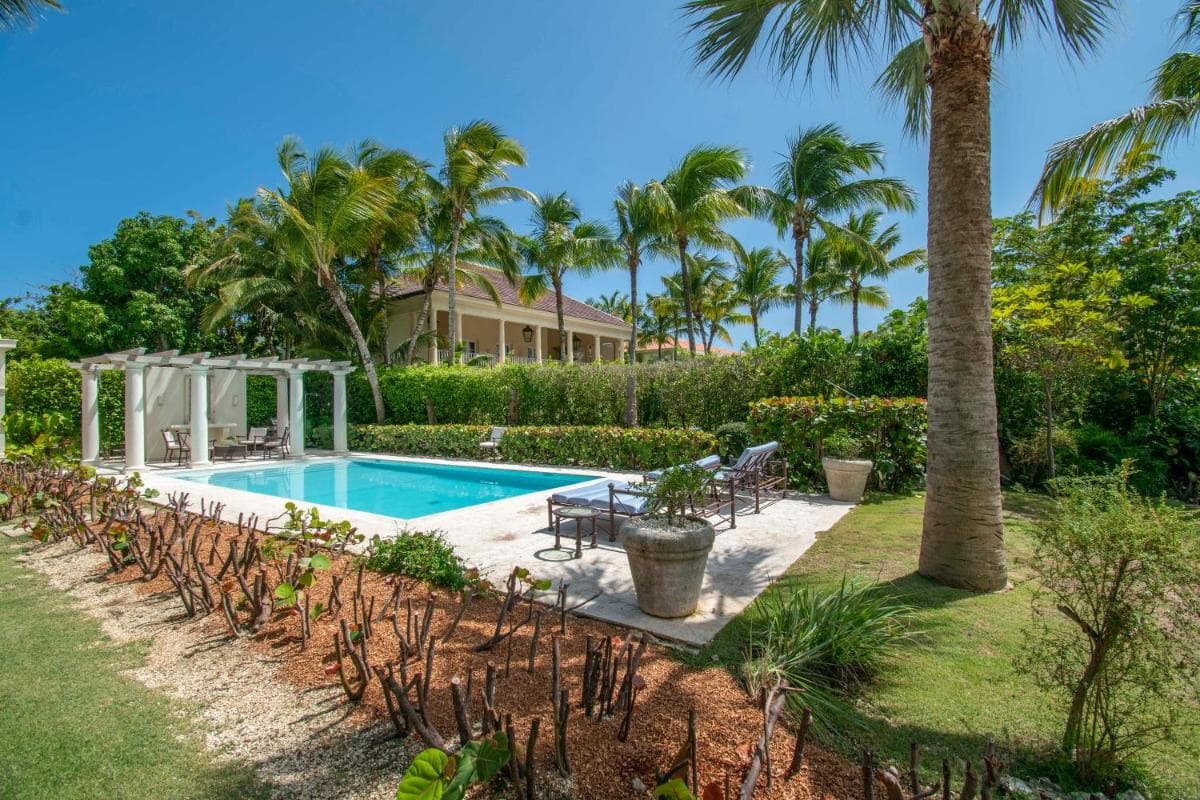 Luxury golf villa with private pool and service staff in exclusive resort near private beach — 19