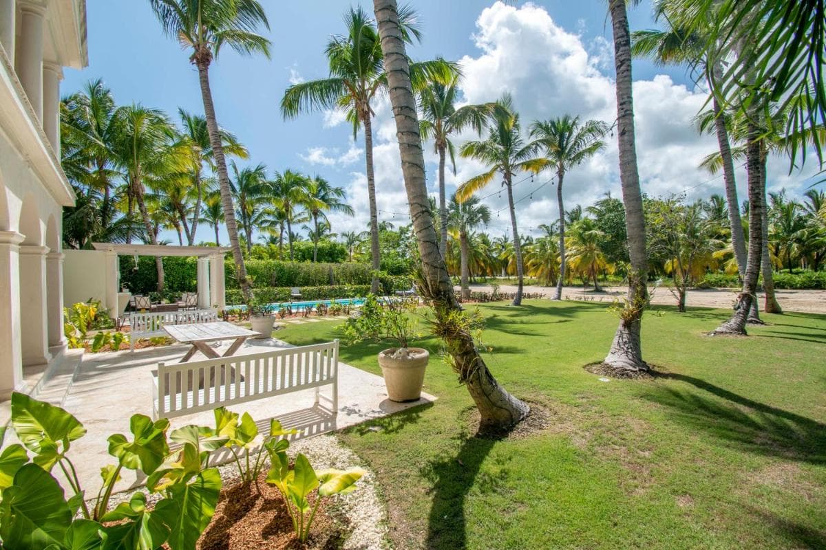 Luxury golf villa with private pool and service staff in exclusive resort near private beach — 20
