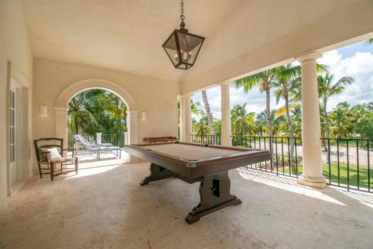 Luxury golf villa with private pool and service staff in exclusive resort near private beach — 28