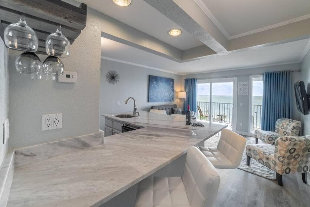 421-Fully renovated, WIFI, Pool, Amazing Views, Near BUCS Stadium — 11