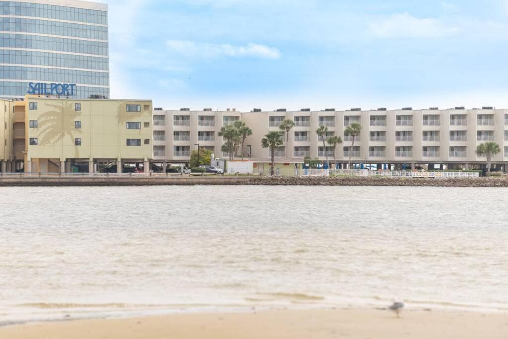 421-Fully renovated, WIFI, Pool, Amazing Views, Near BUCS Stadium — 1