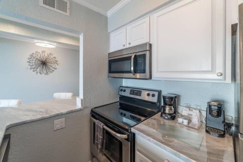 421-Fully renovated, WIFI, Pool, Amazing Views, Near BUCS Stadium — 8