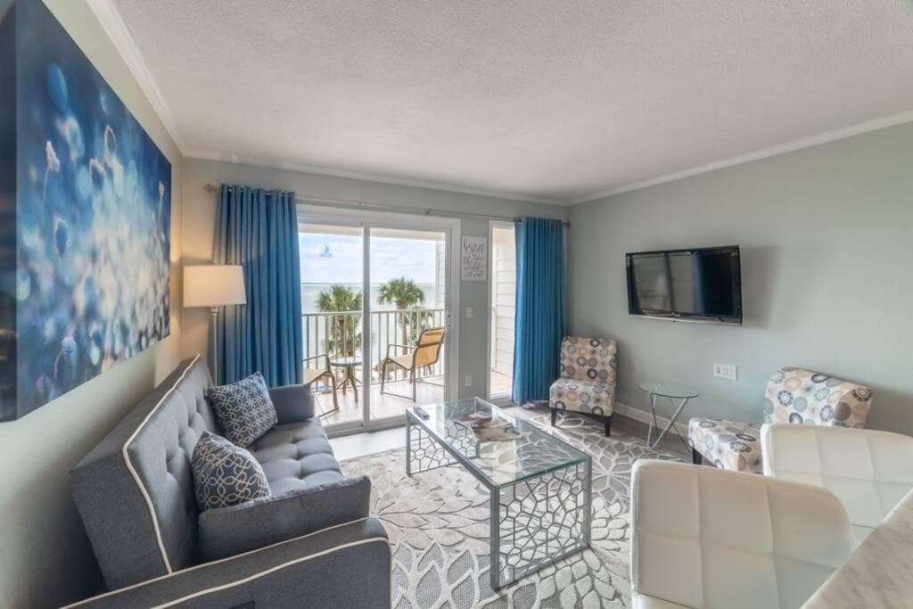 421-Fully renovated, WIFI, Pool, Amazing Views, Near BUCS Stadium — 17