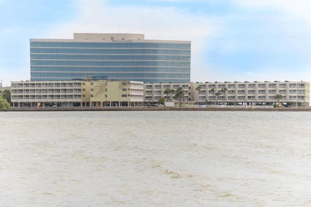 421-Fully renovated, WIFI, Pool, Amazing Views, Near BUCS Stadium — 23