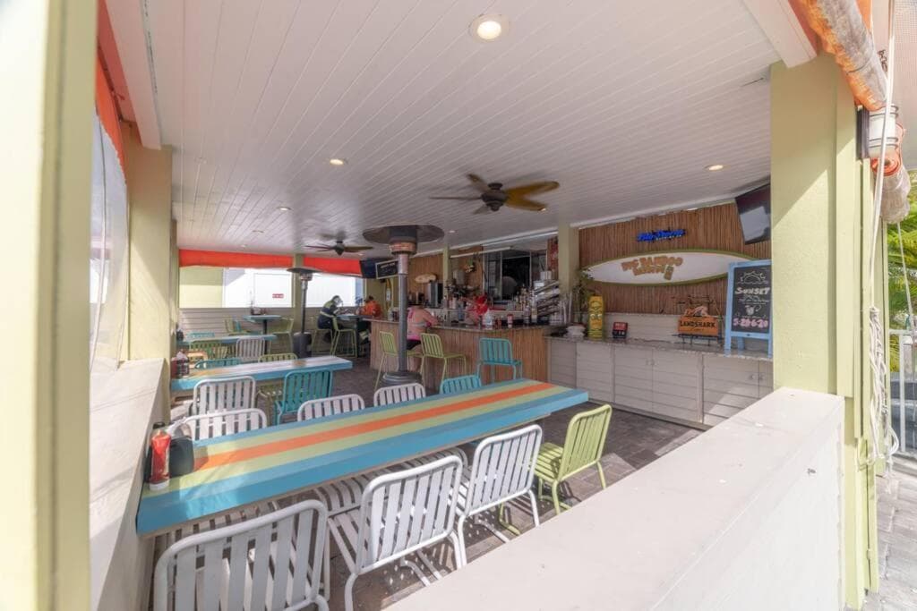 421-Fully renovated, WIFI, Pool, Amazing Views, Near BUCS Stadium — 24
