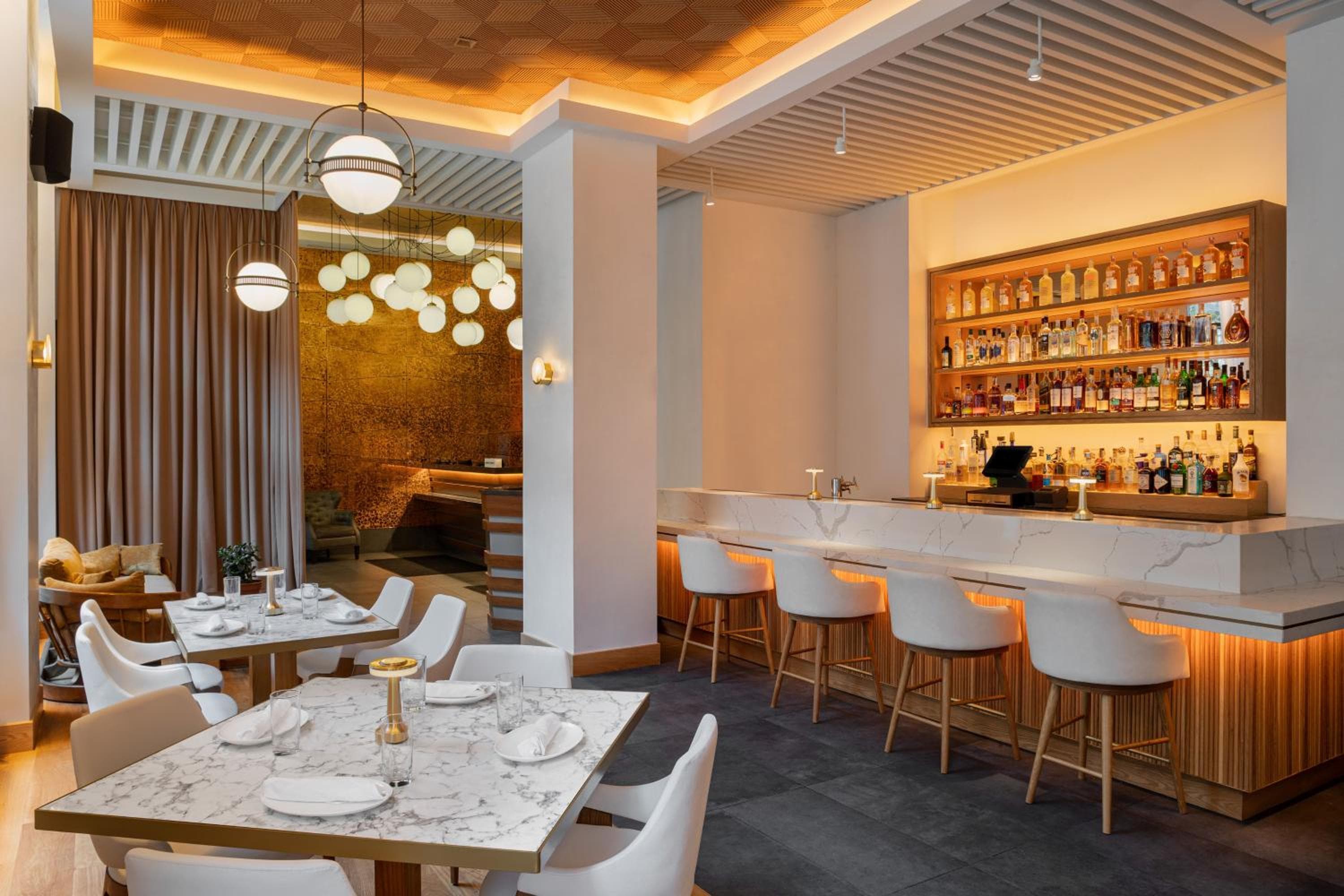 Cuatro puntos por Sheraton Manhattan Midtown West — 17
