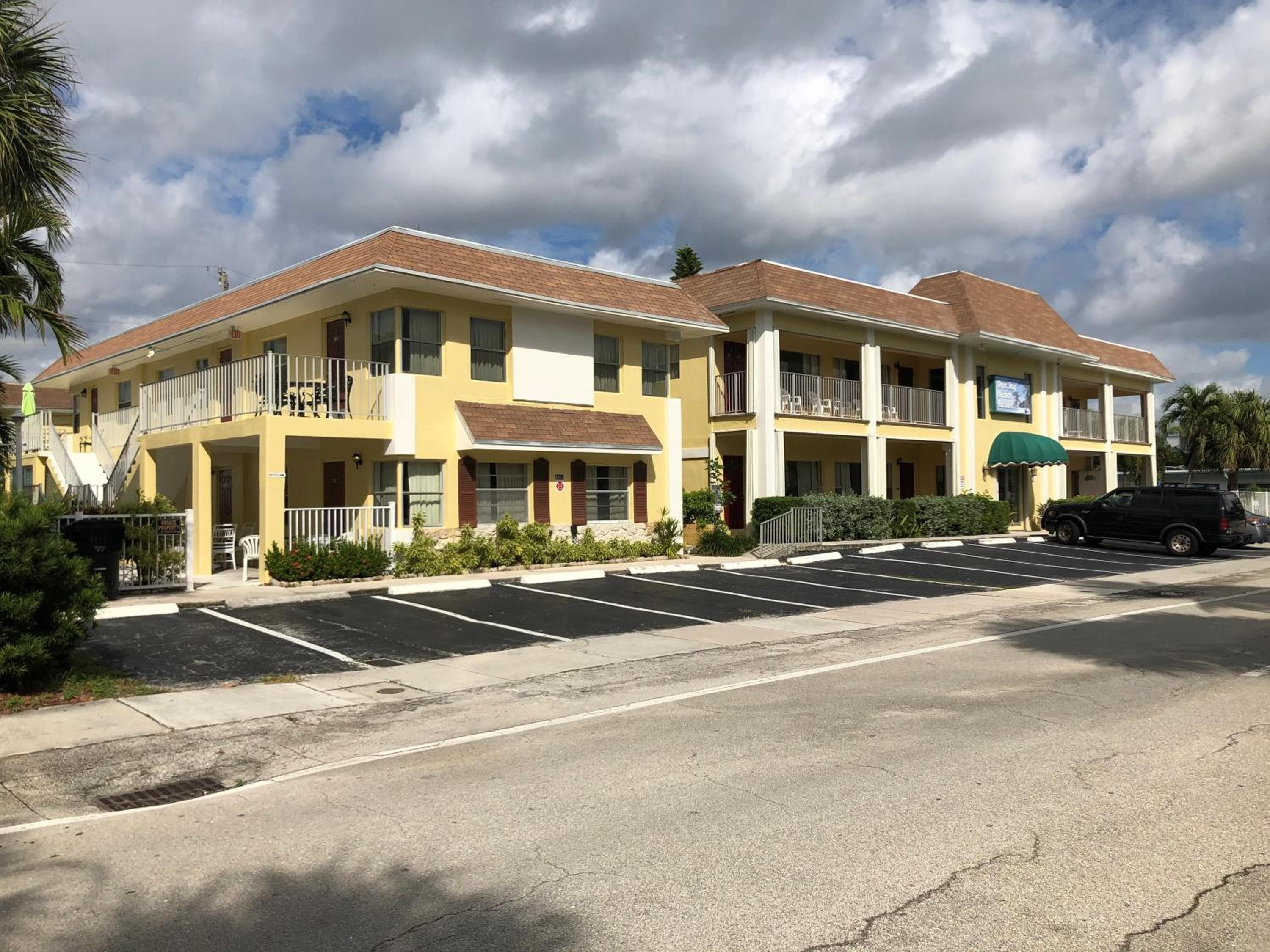Dee Jay Beach Resort — 1