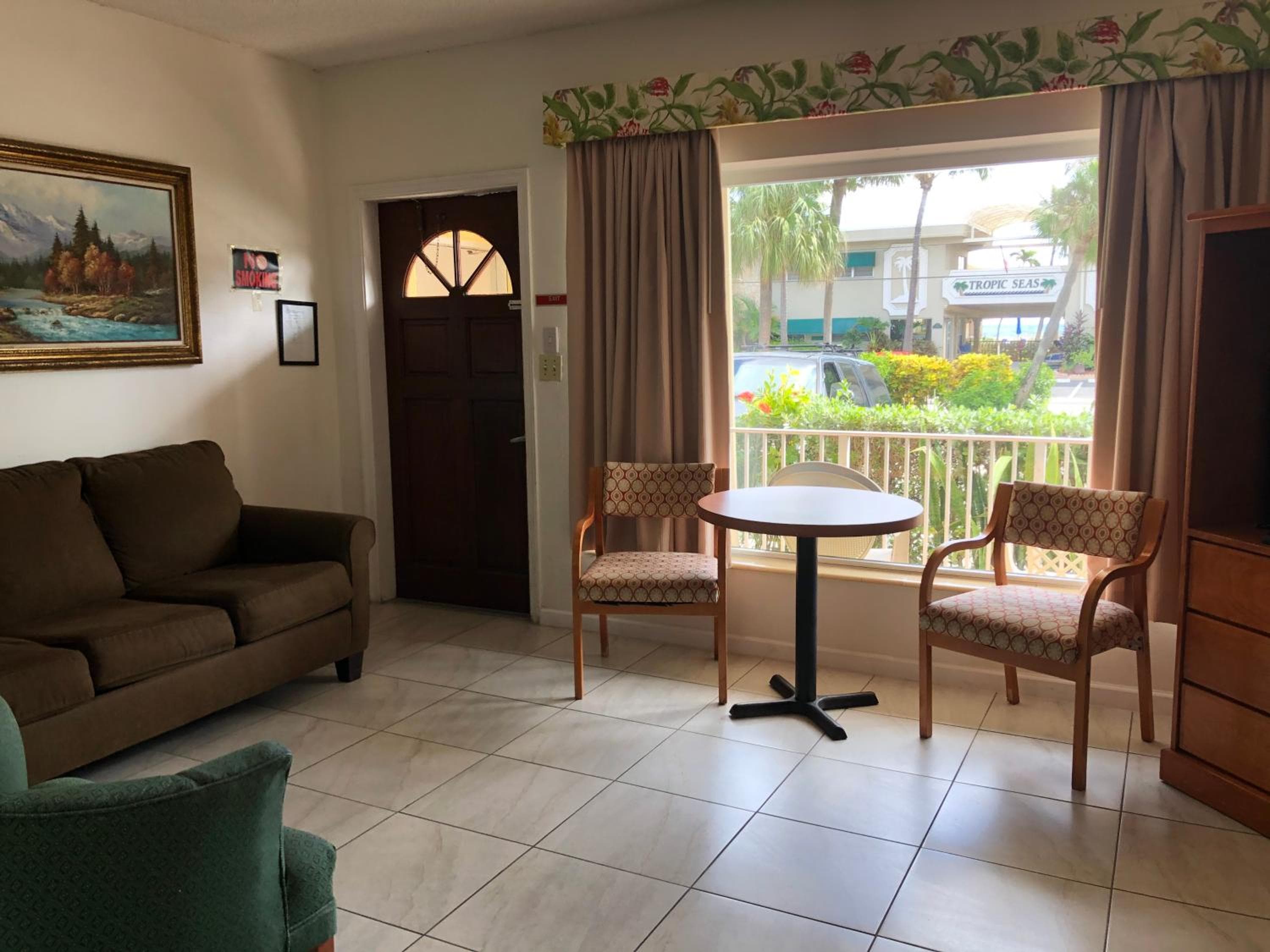 Dee Jay Beach Resort — 6