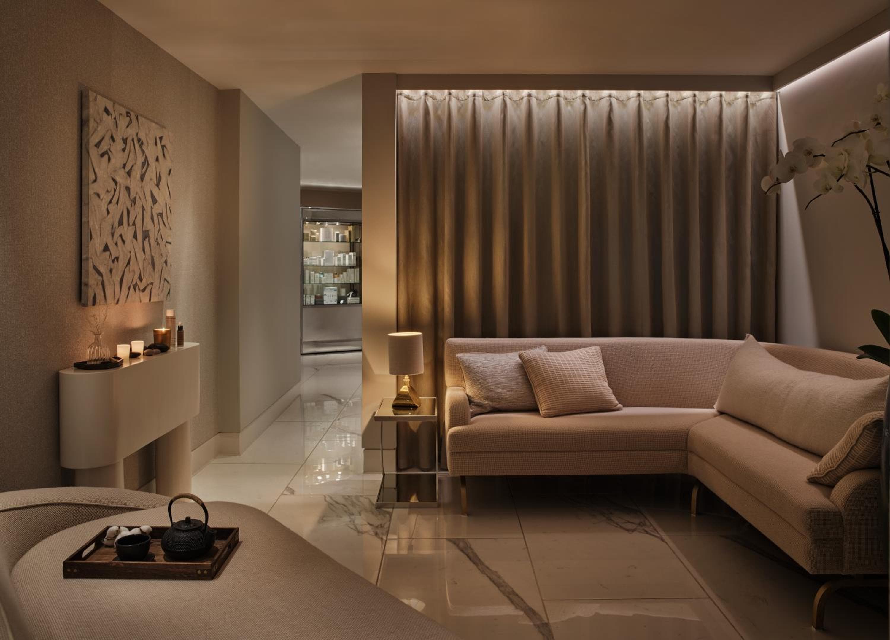Un Aldwych — 7