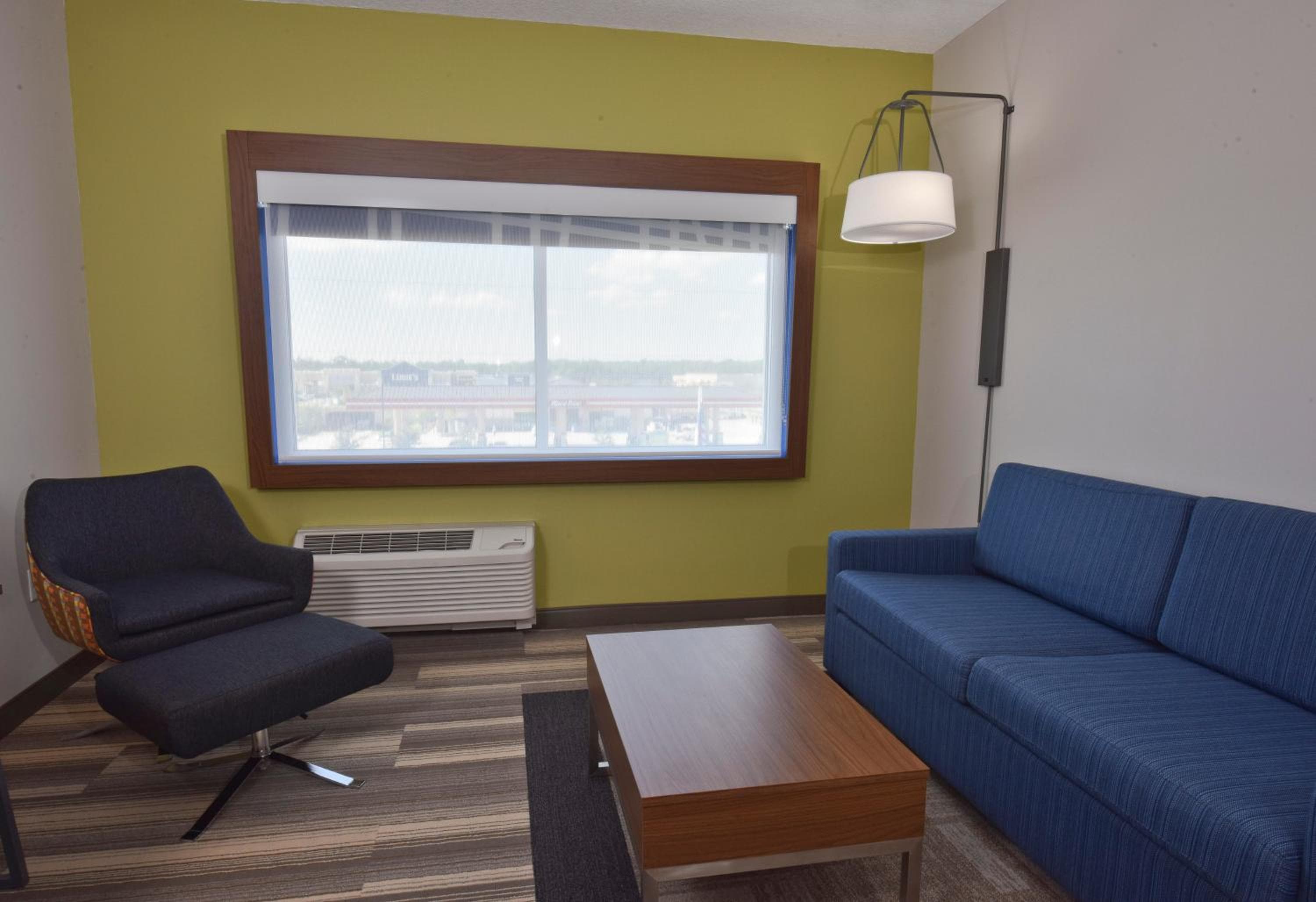 Holiday Inn Express & Suites - Orlando - Southeast, ein IHG Hotel — 3