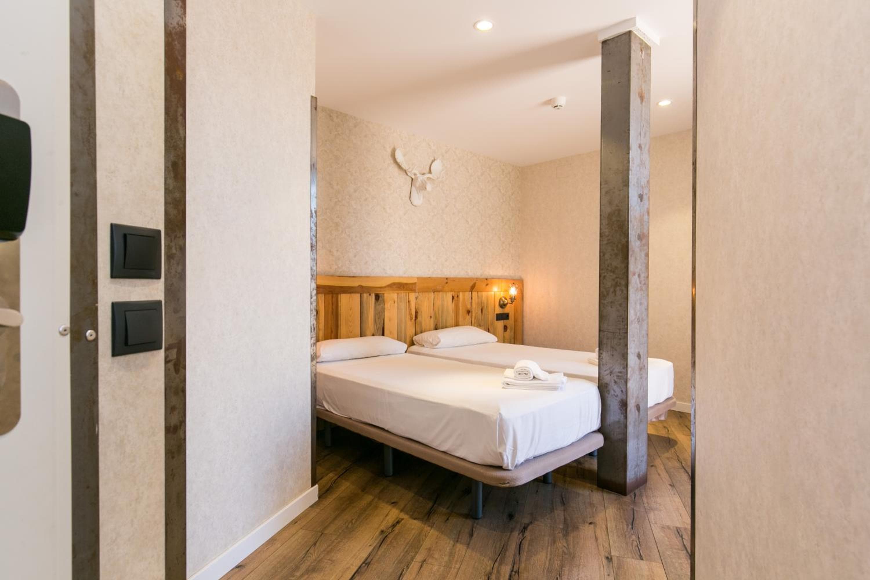 Schwarzer Schwan Hostel Sevilla — 30