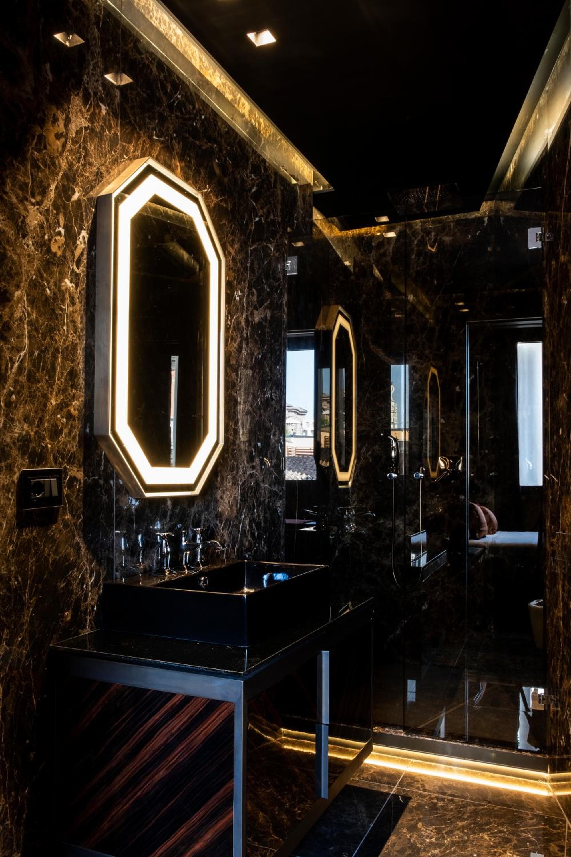 U-Visionary Roma Hotel — 8