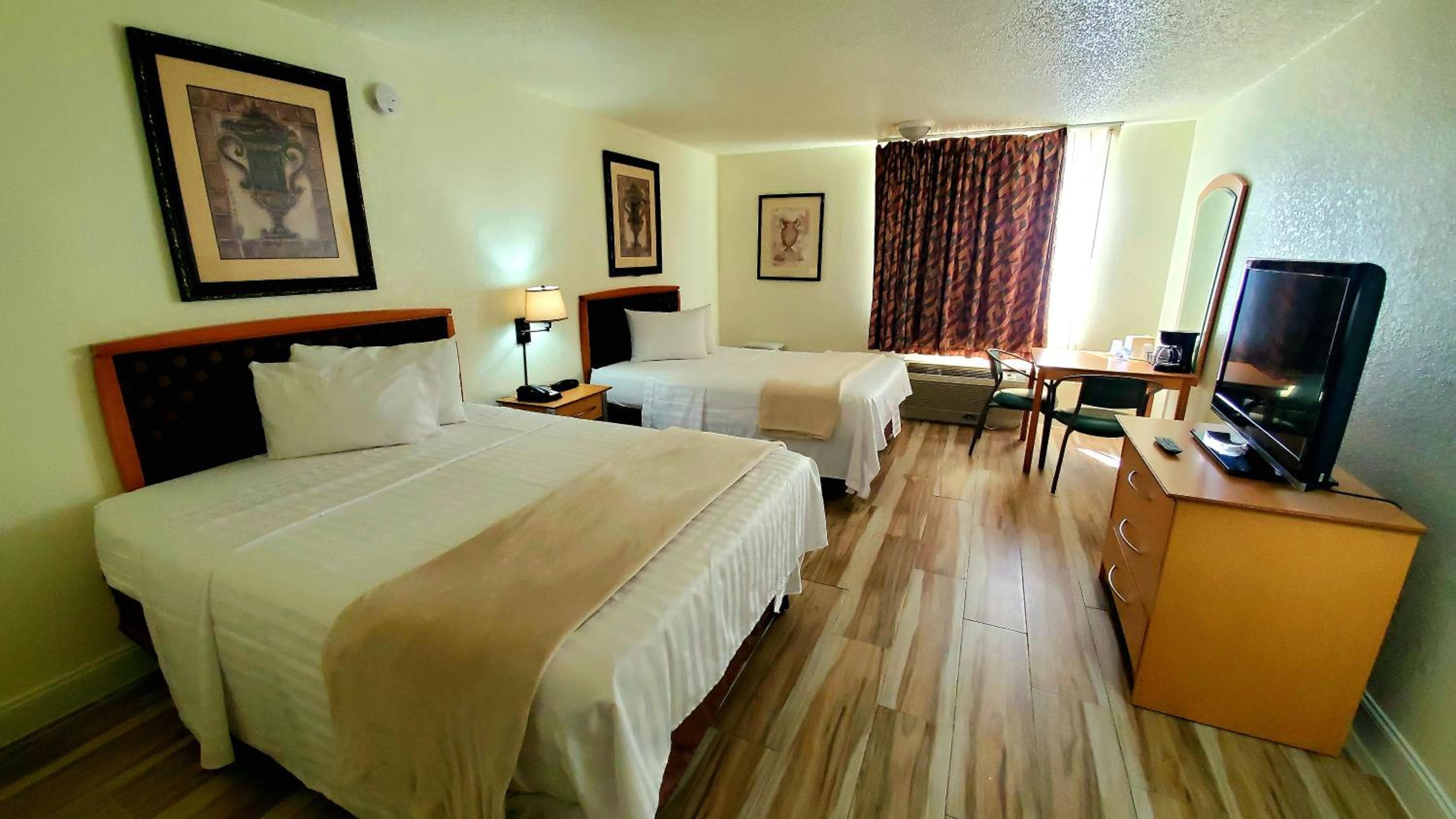 Monumental Movieland Hotel — 14