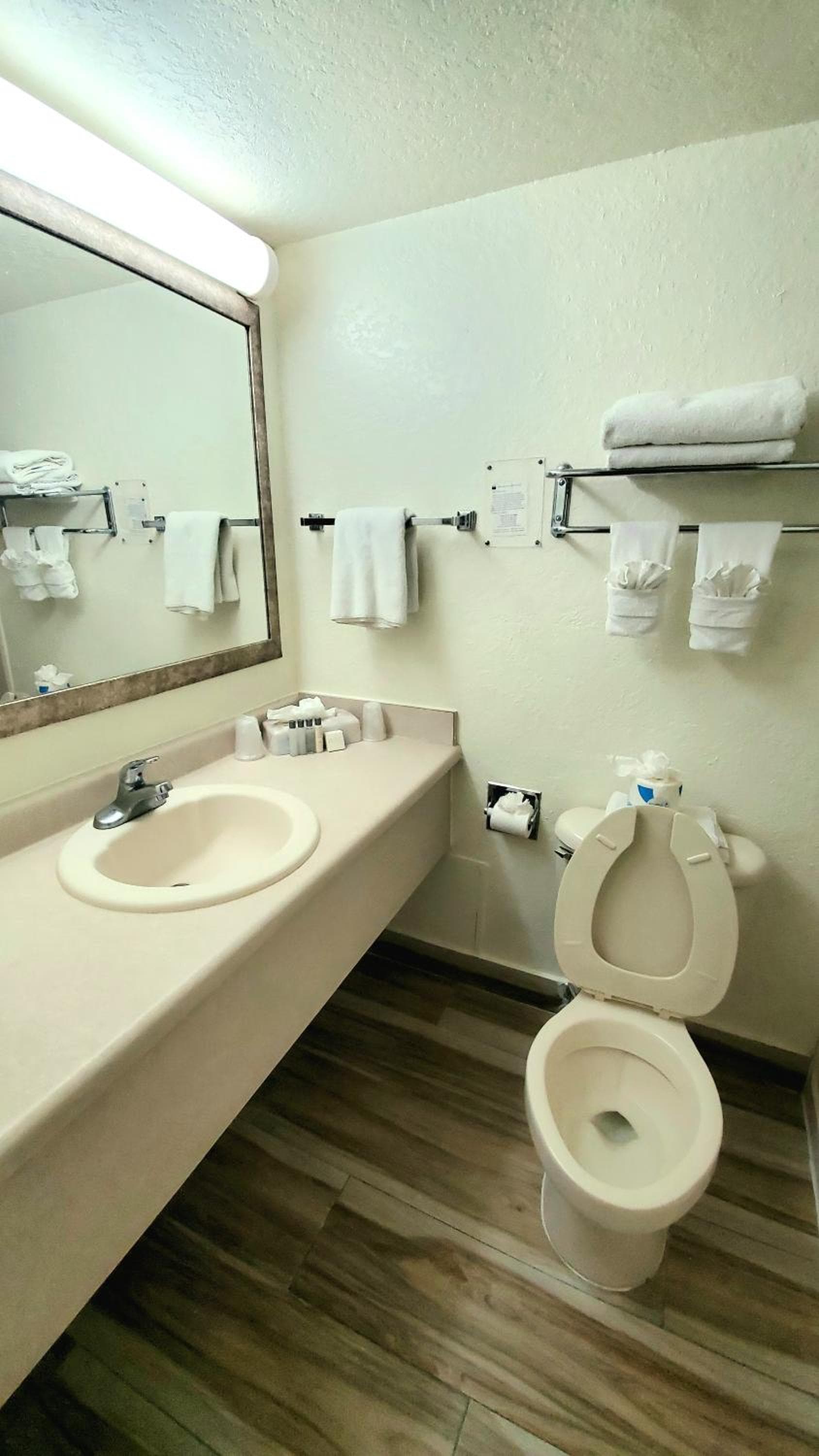 Monumental Movieland Hotel — 16