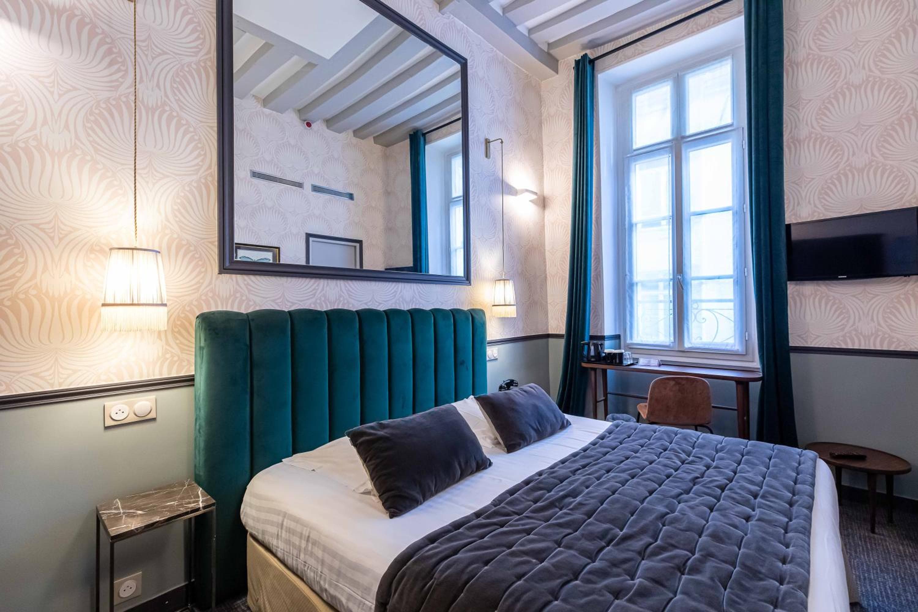 Dauphine Saint Germain — 18