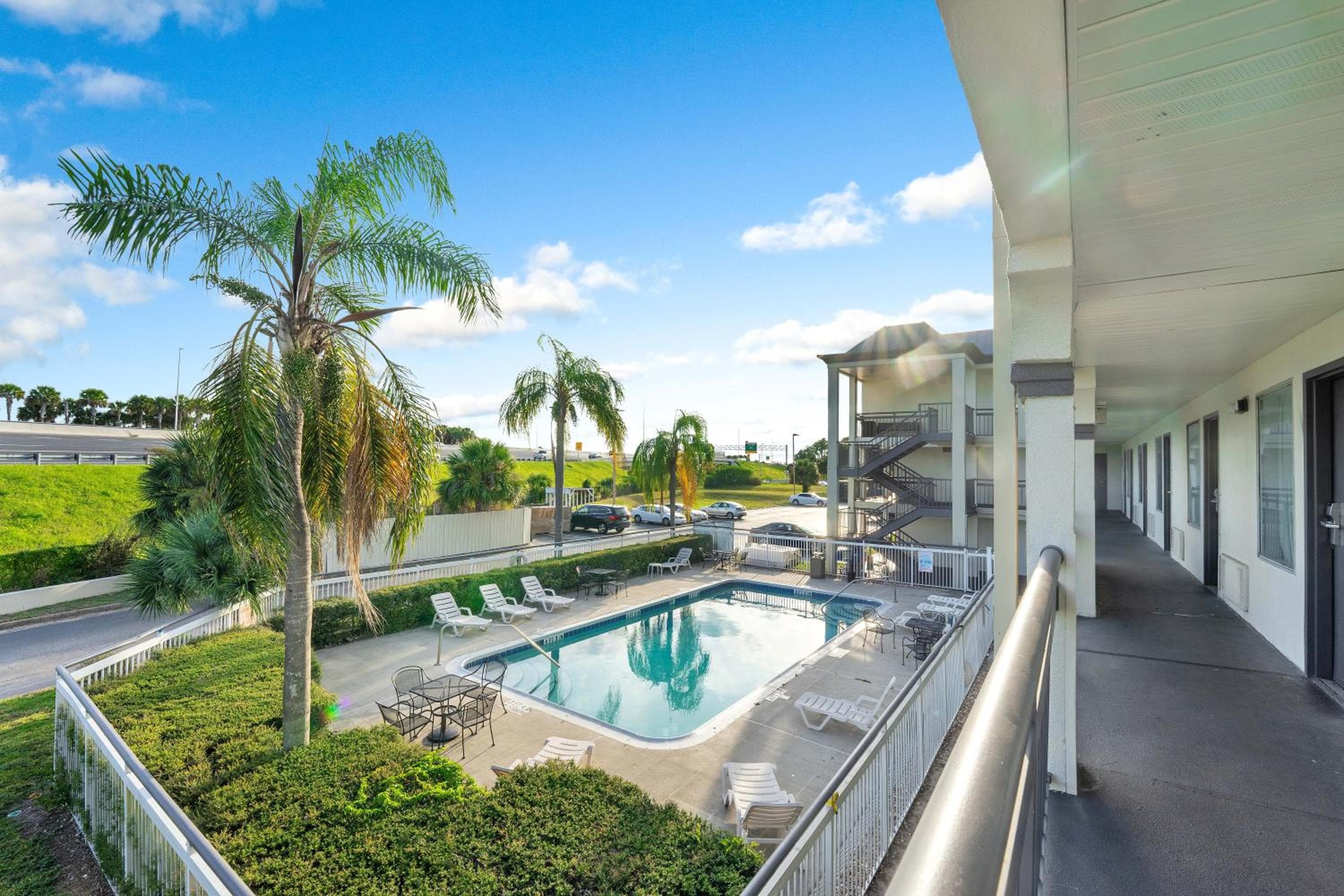 Super 8 by Wyndham Orlando Near Florida Mall — 3