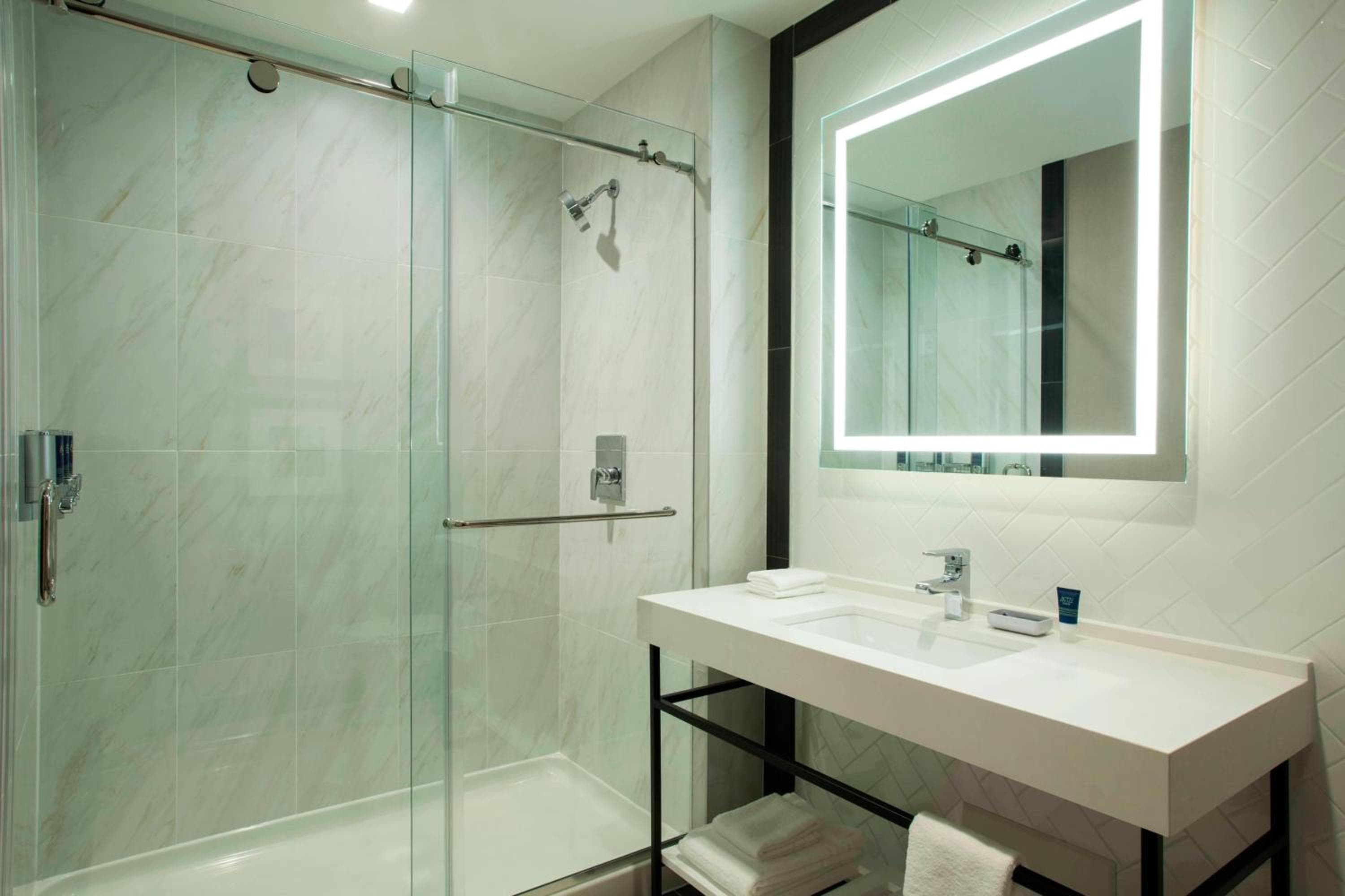 Cuatro puntos por Sheraton Manhattan Midtown West — 11
