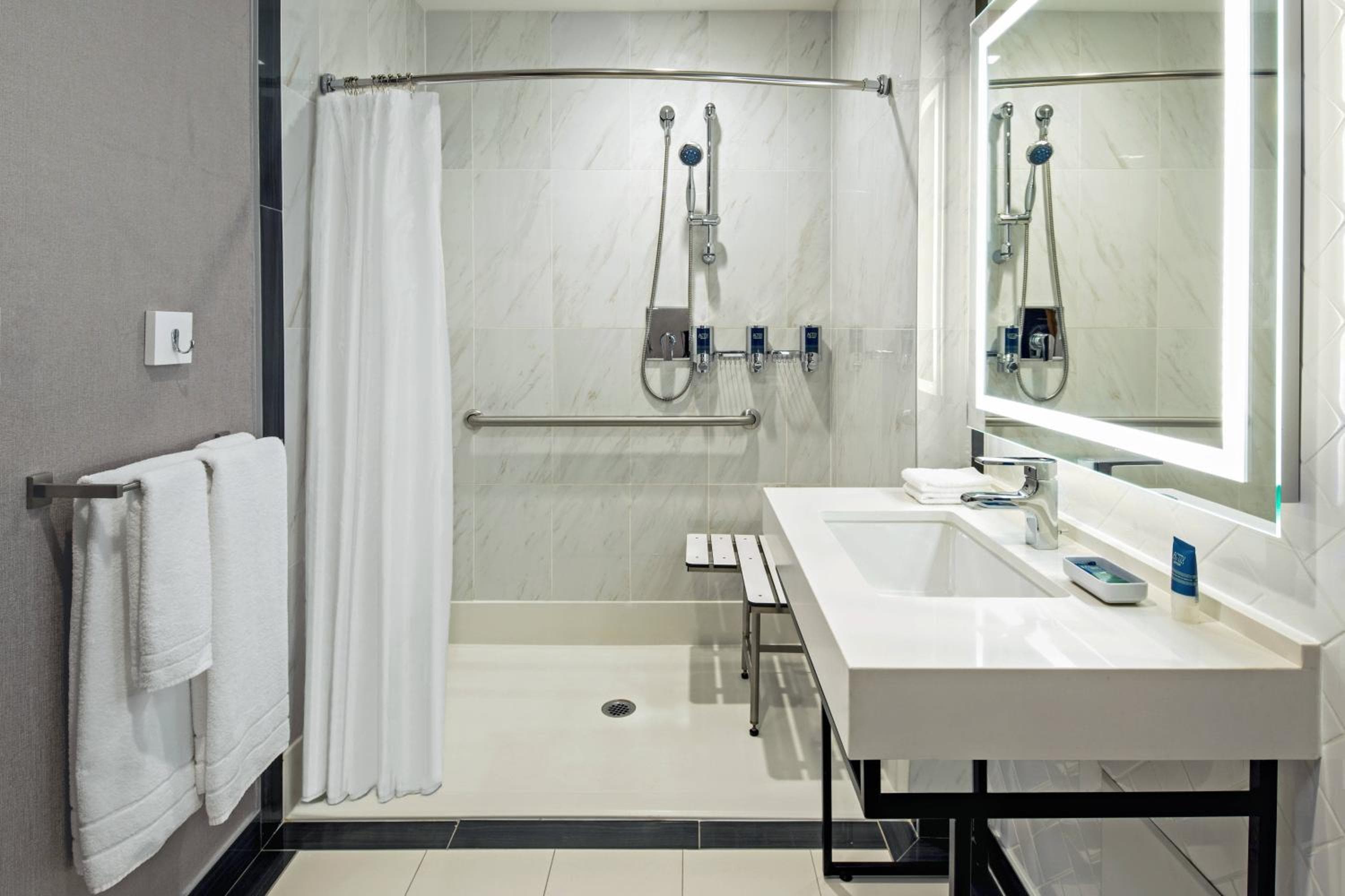 Cuatro puntos por Sheraton Manhattan Midtown West — 12