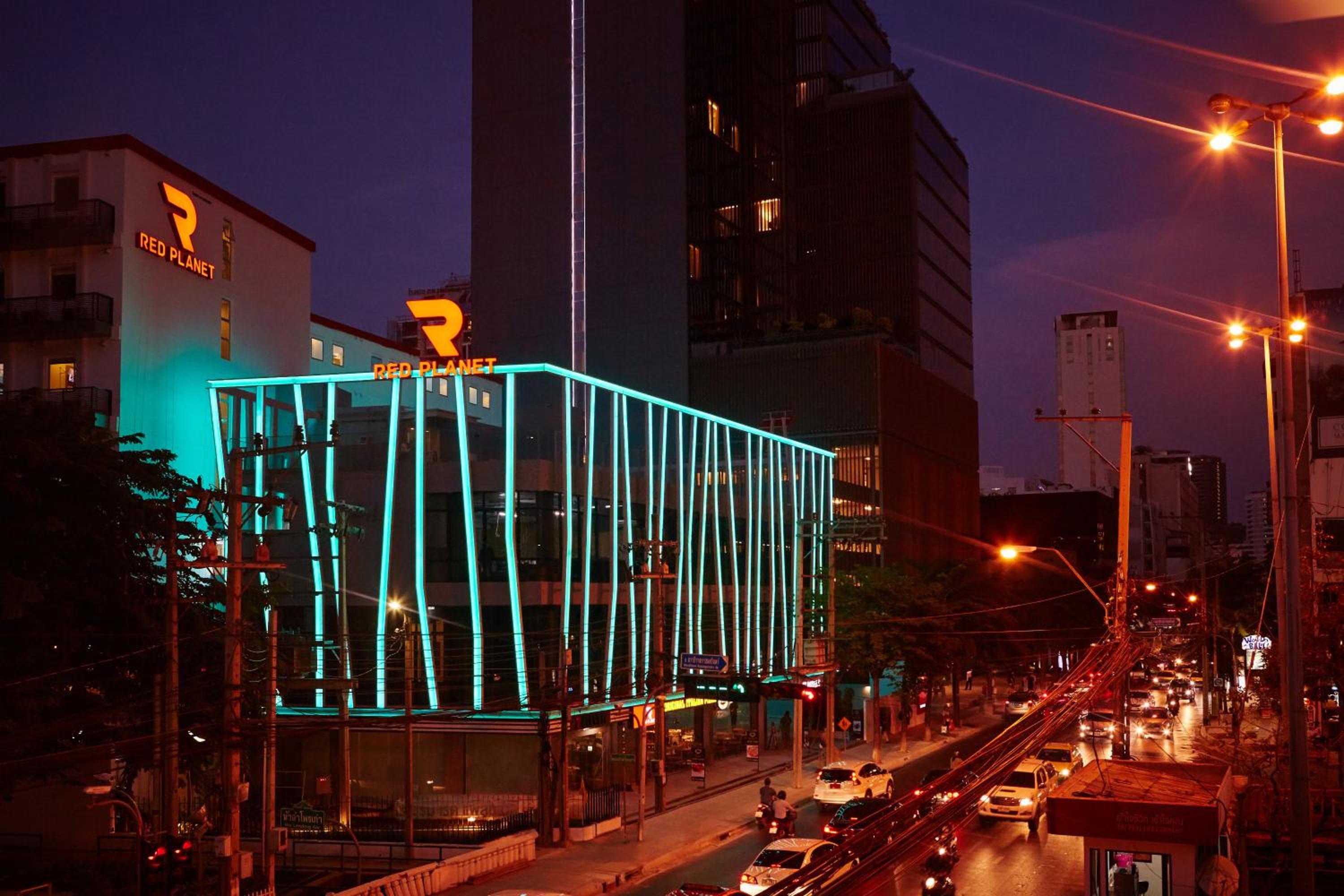 Il pianeta rosso Bangkok Surawong — 13