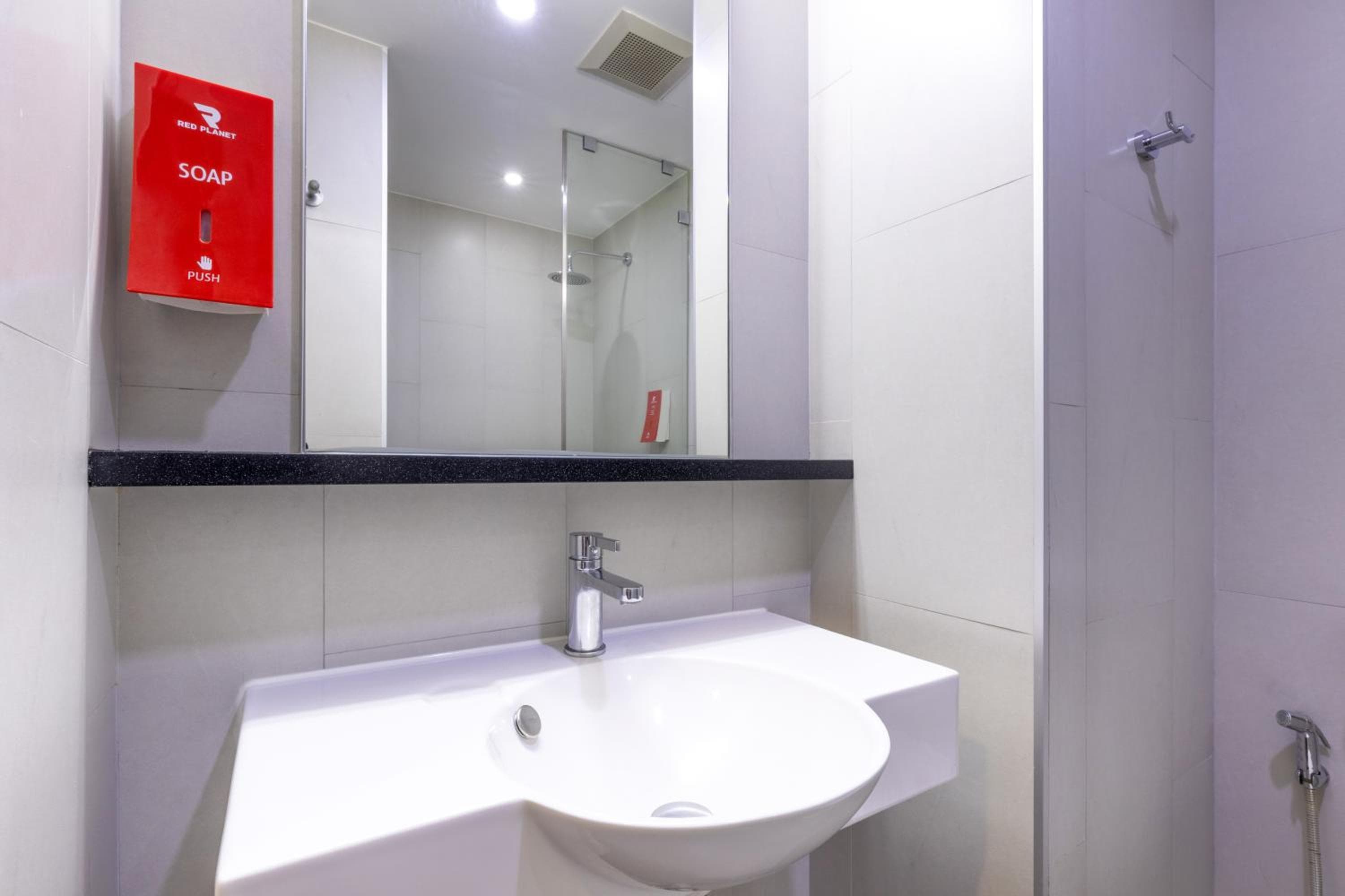 Il pianeta rosso Bangkok Surawong — 30