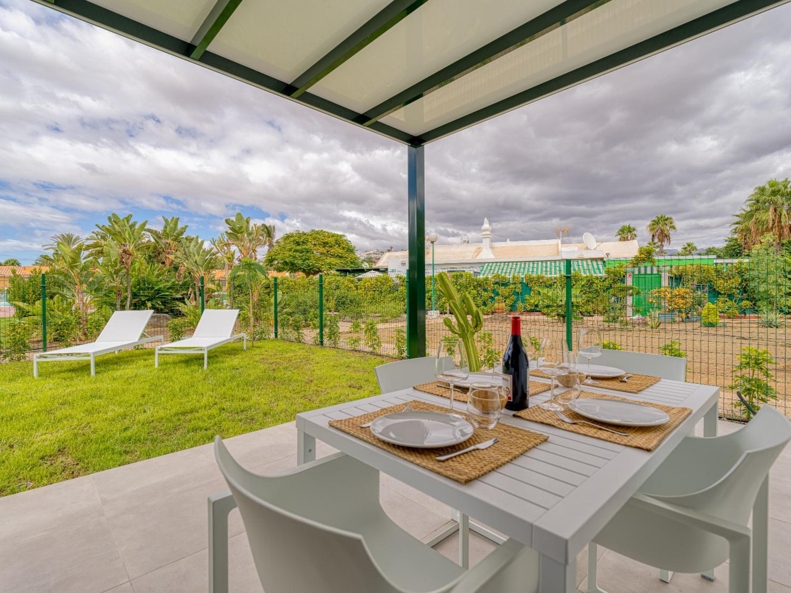 Bungalow nuevo con jardín y piscina/ Newly renovated Bungalow with private garden and swimming pool — 1