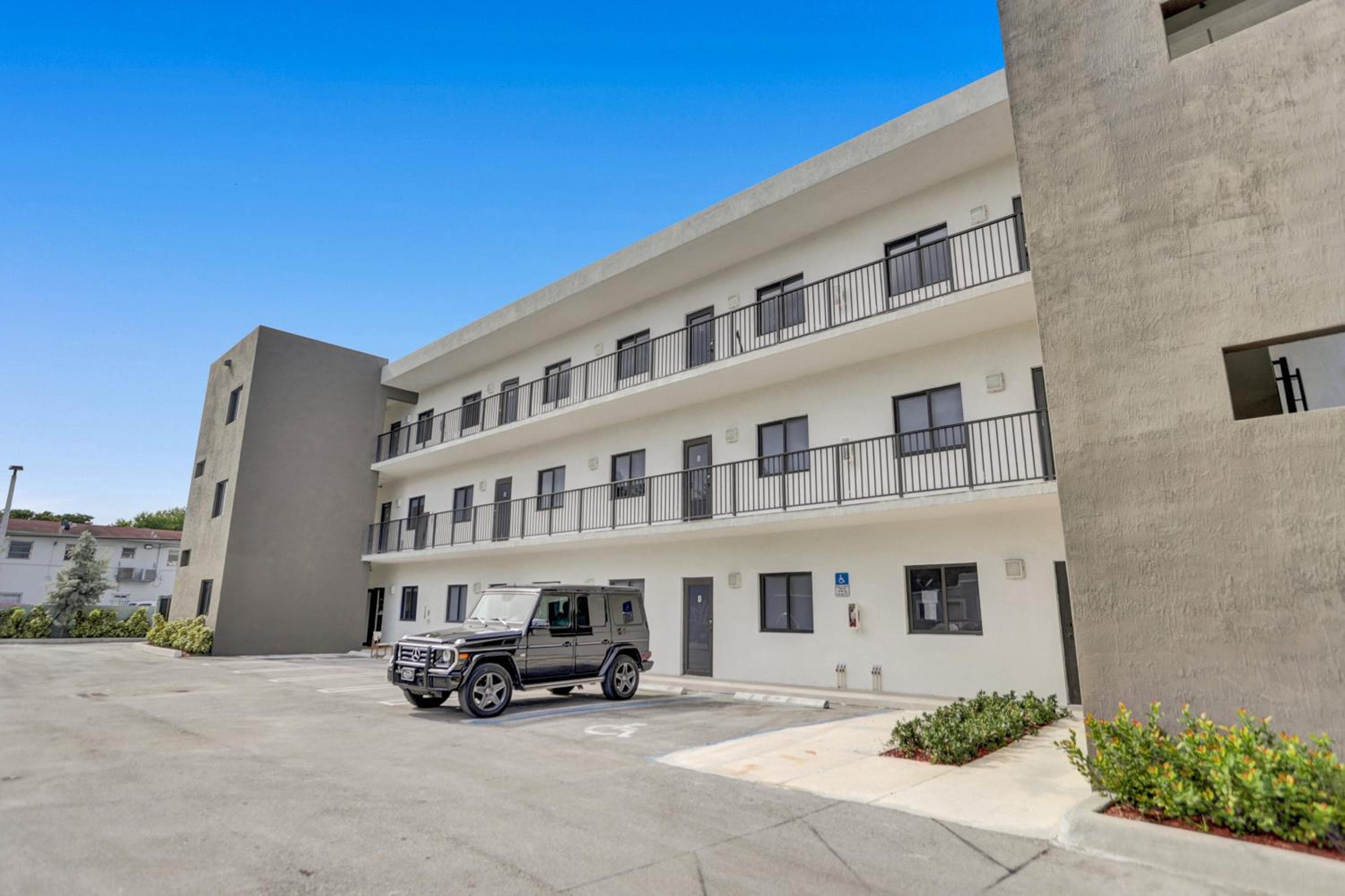 Renzzi Wynwood Apartments — 1