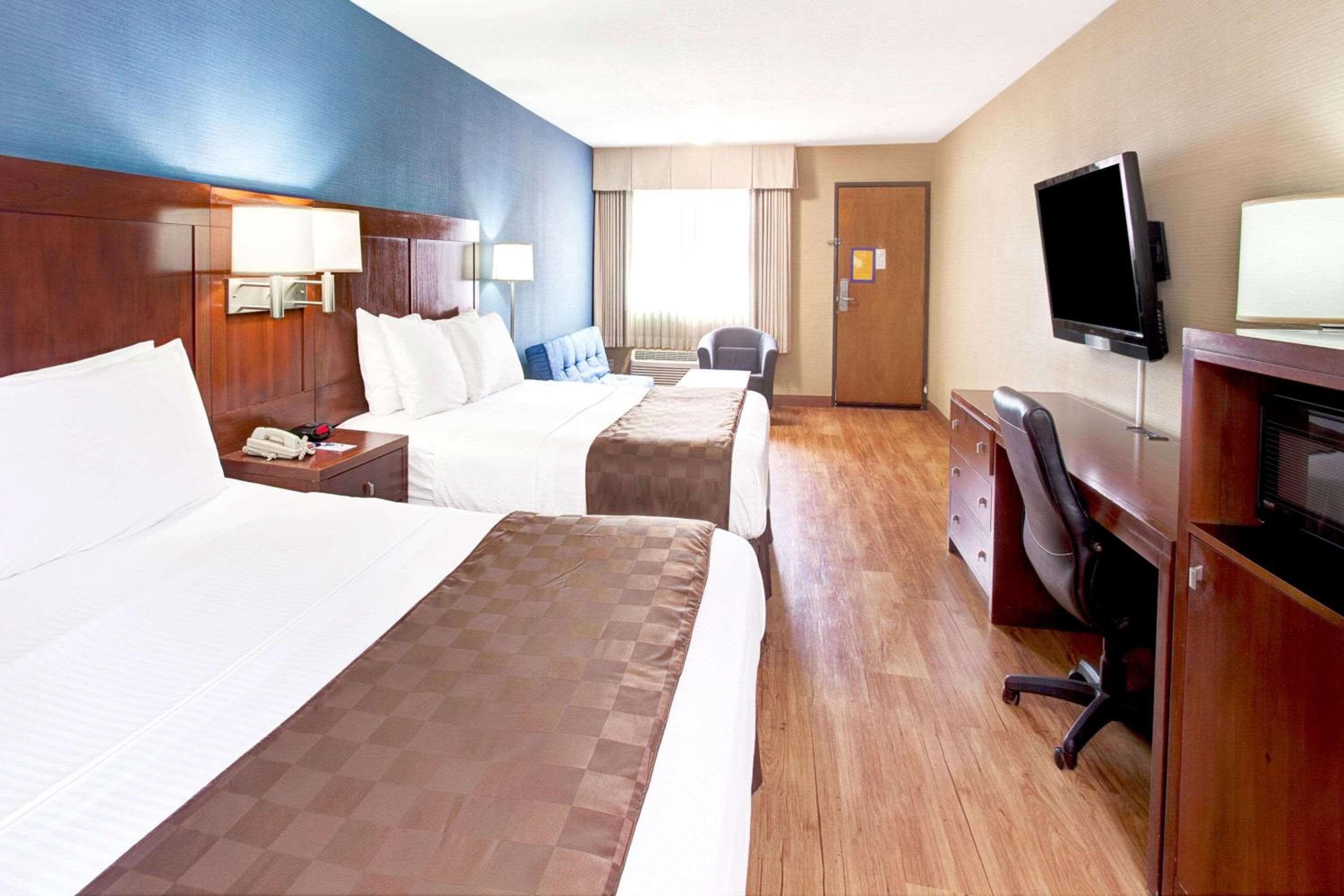 Travelodge by Wyndham Culver City — 20